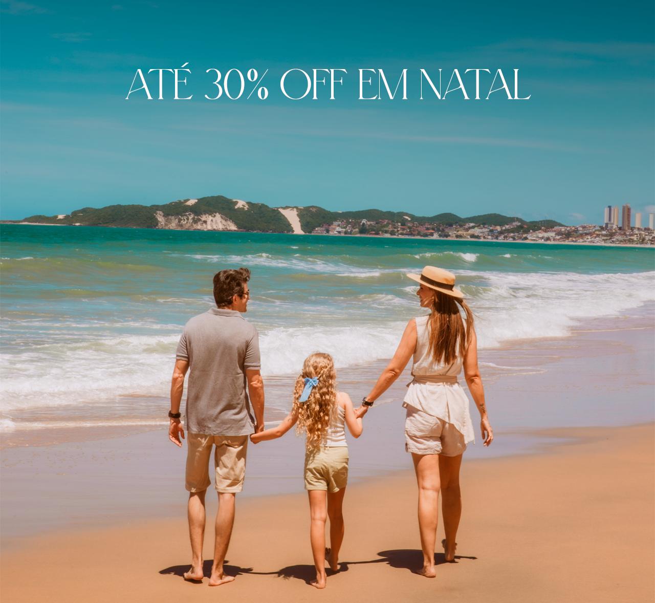 Cena de praia com família caminhando de mãos dadas; texto “Até 30% OFF em Natal” acima.