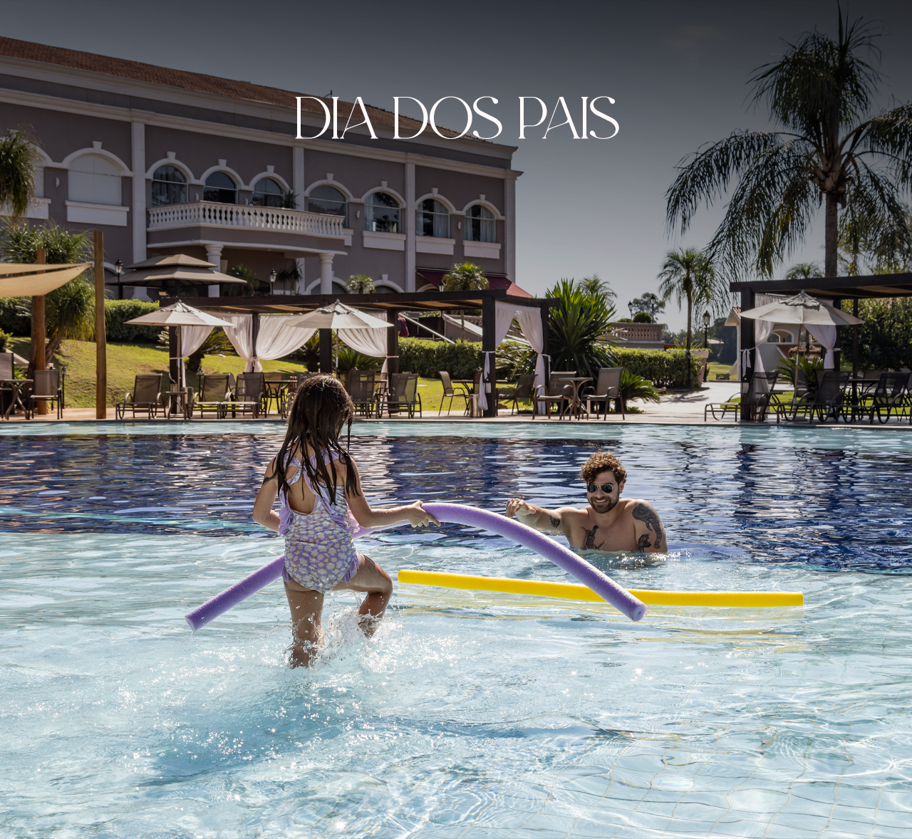 Cena de Dia dos Pais na piscina com crianças brincando em macarrões de piscina em um resort.