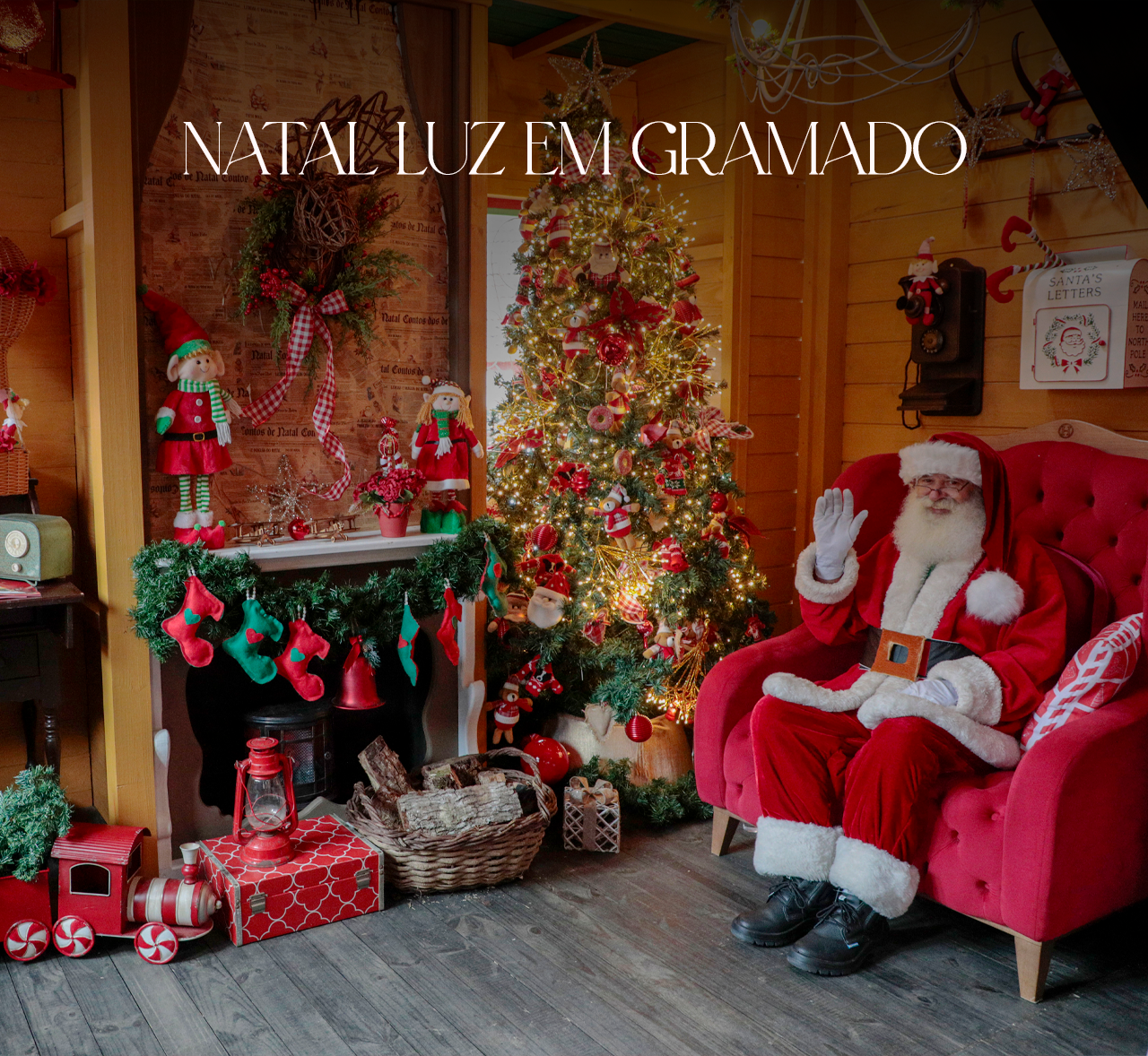 Papai Noel em uma cadeira vermelha ao lado de uma árvore de Natal decorada e presentes em um aconchegante quarto de Natal.