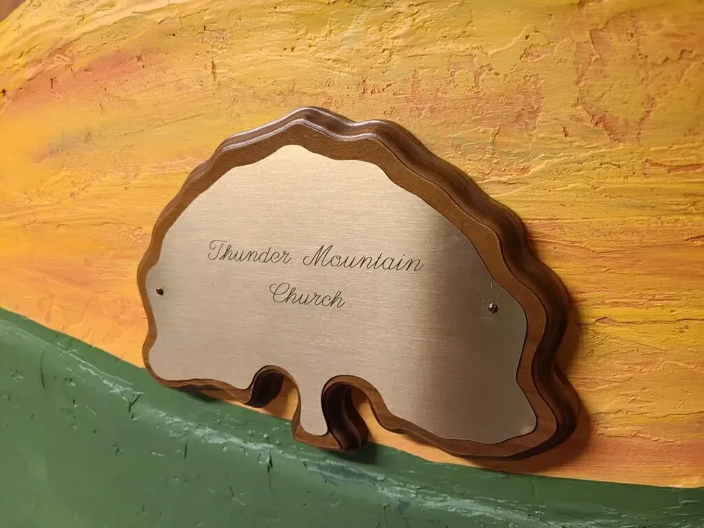 A plaque that says thunder mountain church on it
