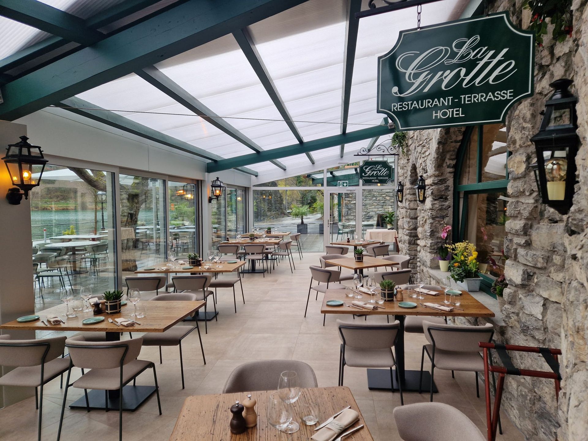 Un restaurant avec tables et chaises et une pancarte indiquant le grotte