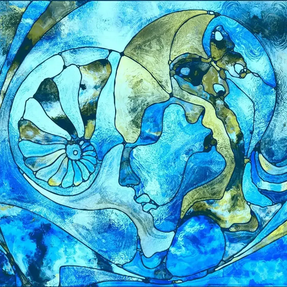 Opera d'arte astratta nei toni del blu e dell'oro, raffigurante la silhouette di un profilo che si fonde con una conchiglia di nautilus e una farfalla.