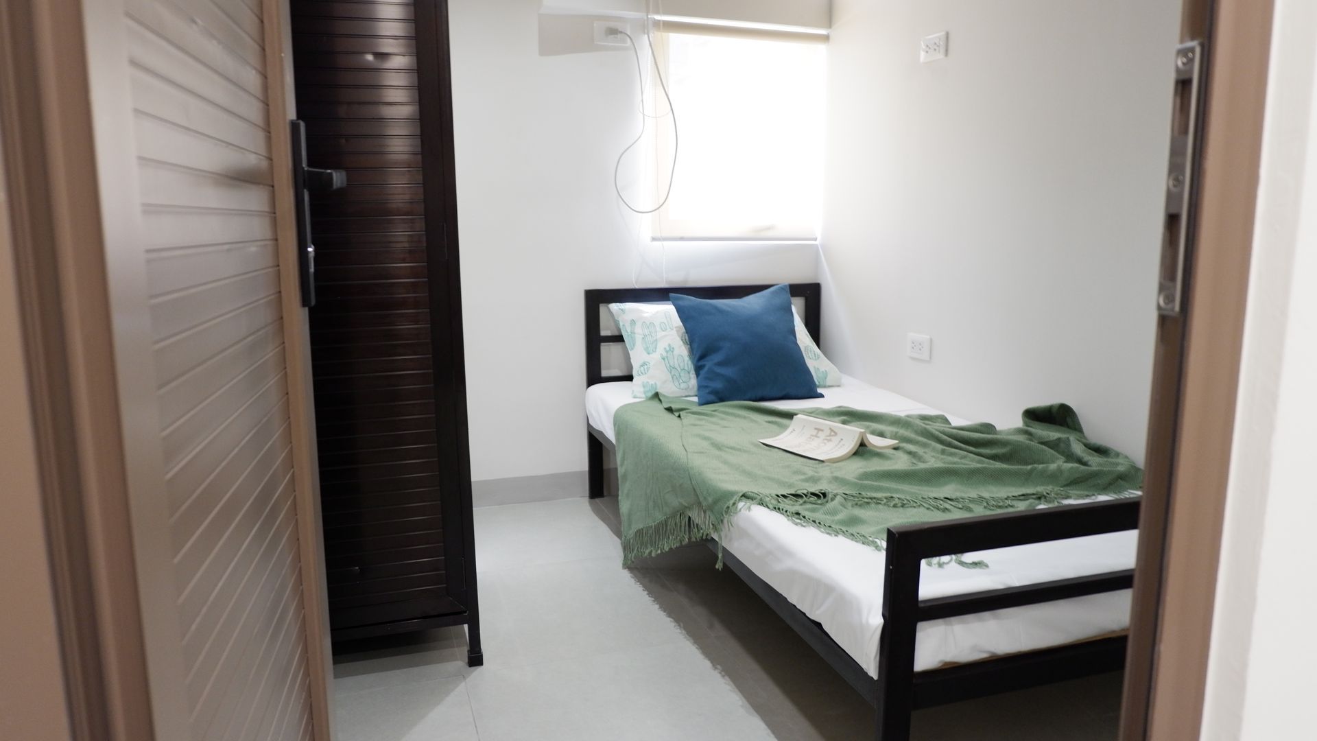 The Grid in Makati: A bedroom with a single bed and a window