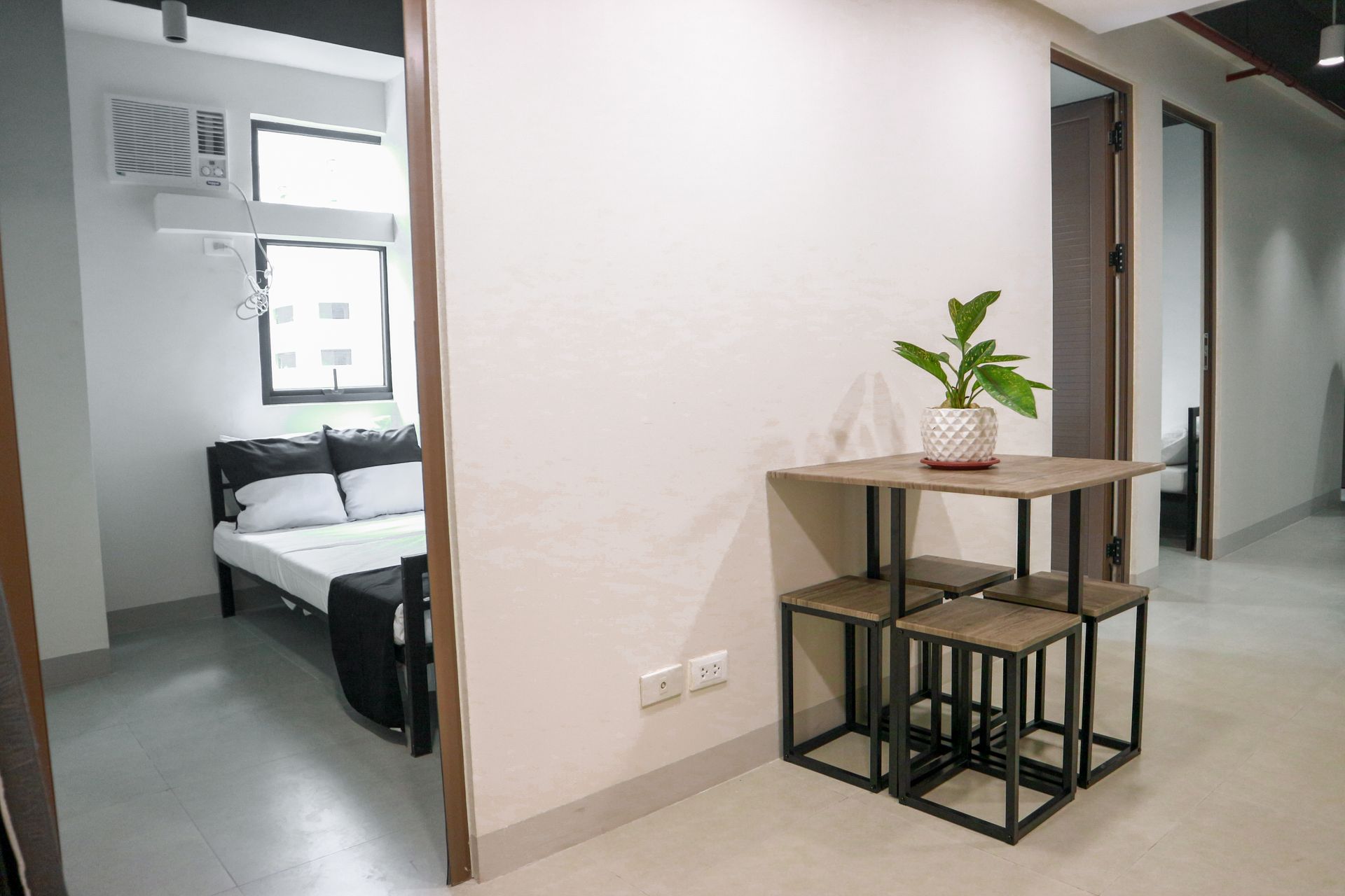 The Grid in Makati: There is a table and chairs in the middle of the room.