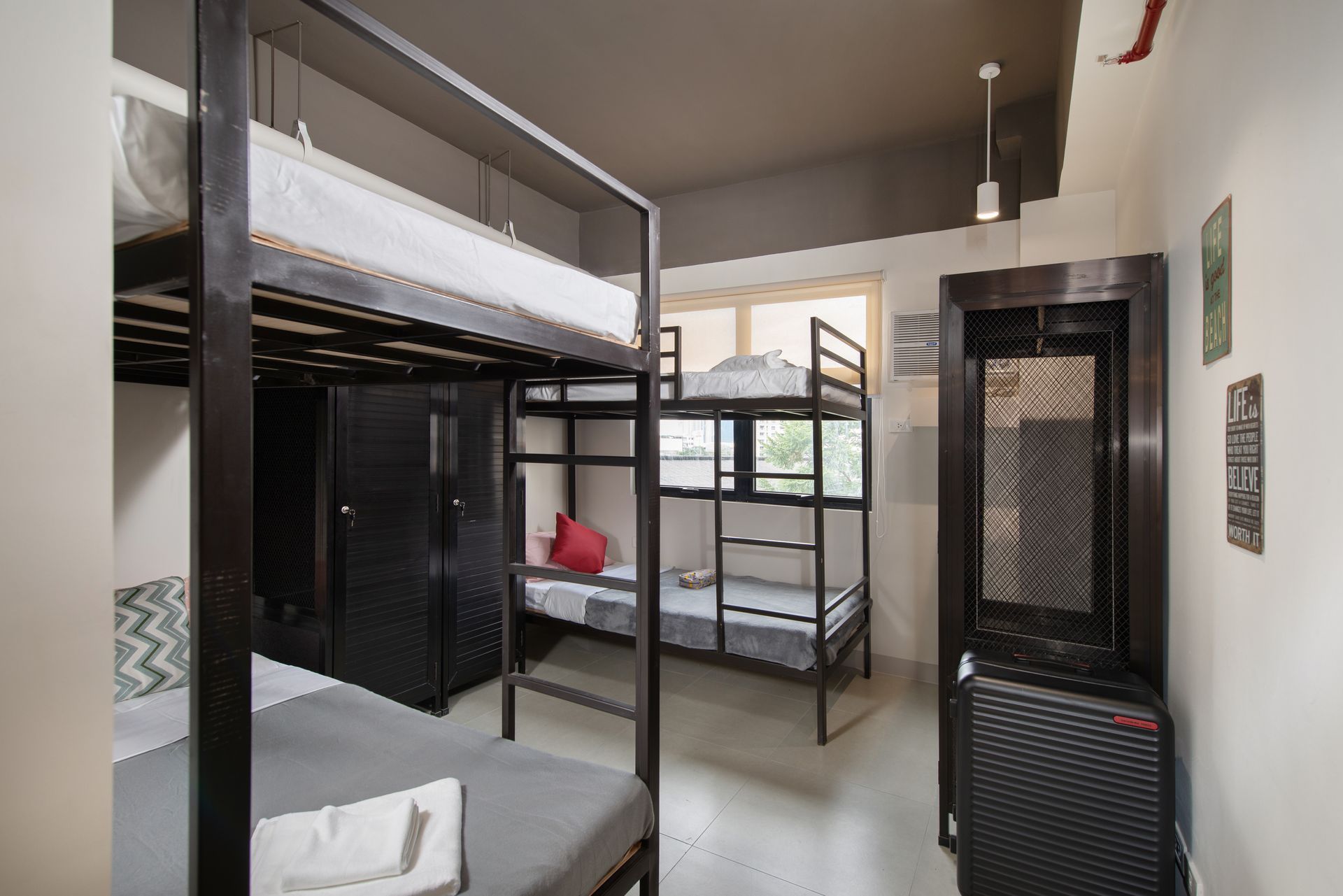 The Grid Makati Quadruple Unit: 4 Single Beds 