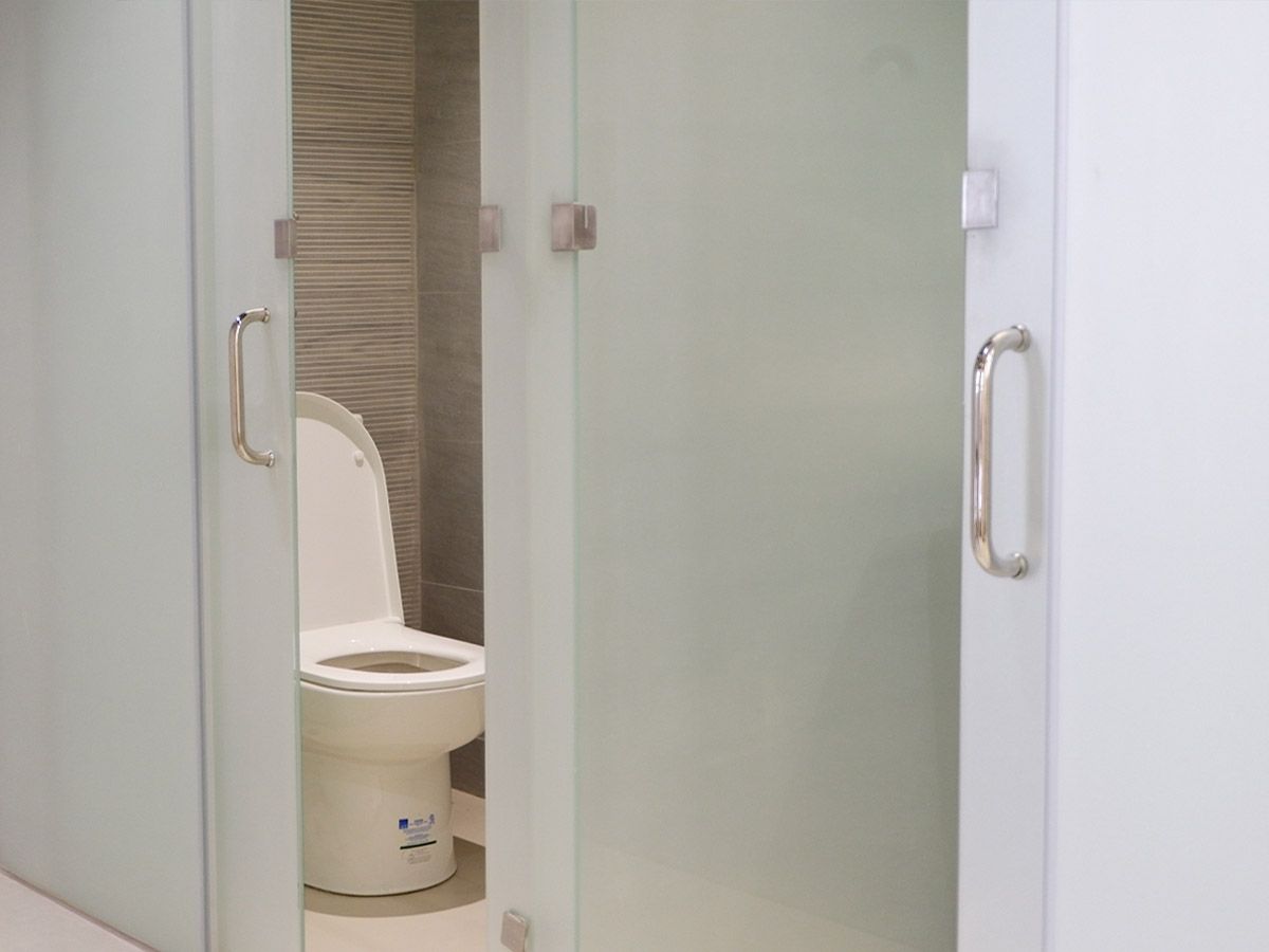 The Grid Makati: Clean toilet and shower.
