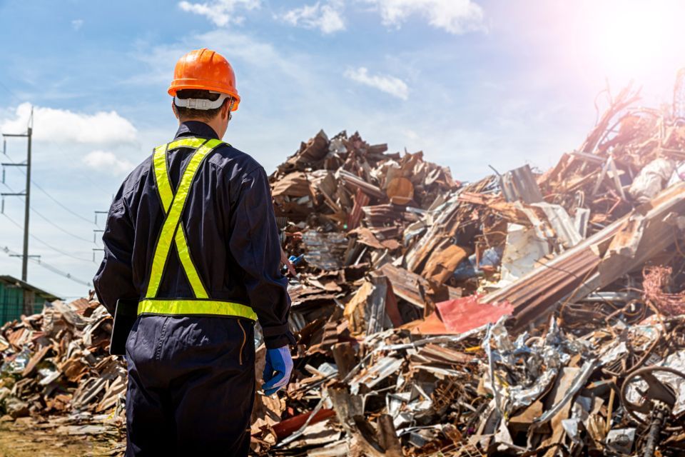 Operaio in discarica