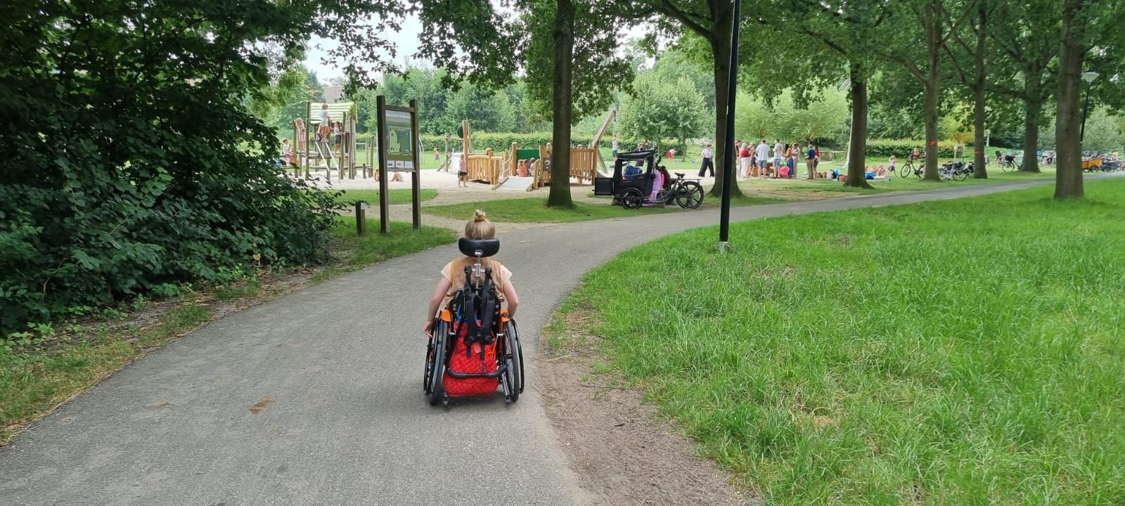 Noa onderweg naar speeltuin