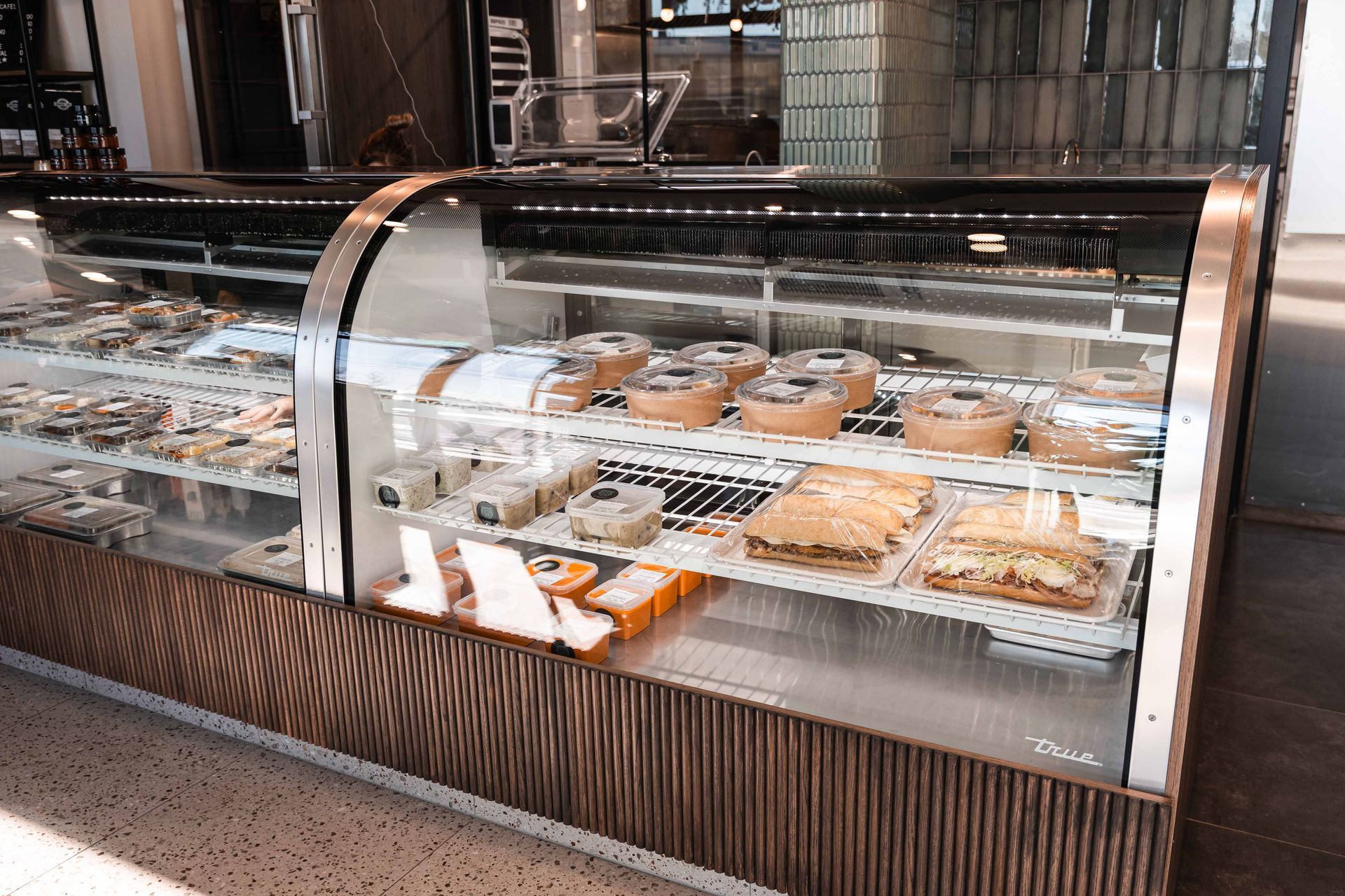 Vitrine remplie de viennoiseries et de sandwichs dans une boulangerie.