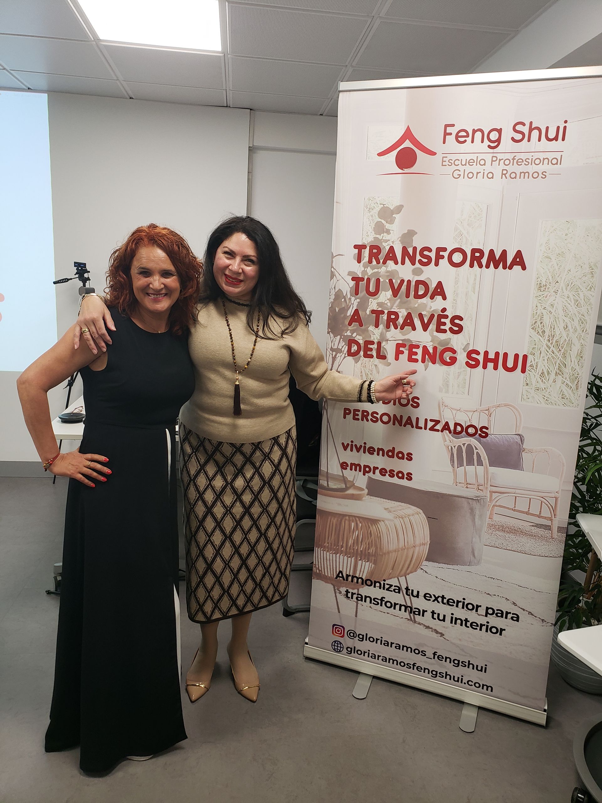 Gloria Ramos directora de la Escuela Profesional de Feng Shui a mi izquierda.