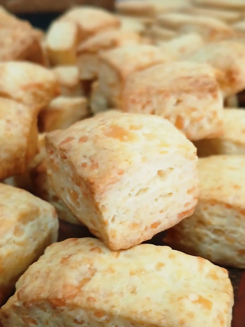 Primer plano de cubos de pan tostado dorados apilados juntos