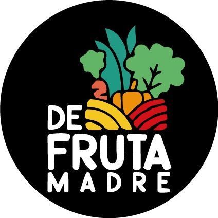 Logotipo con frutas y verduras coloridas sobre las palabras “DE FRUTA MADRE” sobre un fondo negro.