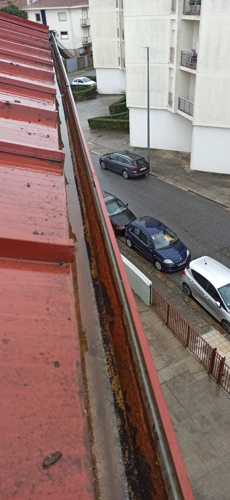 Caleira limpa e funcional, realizamos o teste de água para garantir que a caleira esta a escoar corretamente.