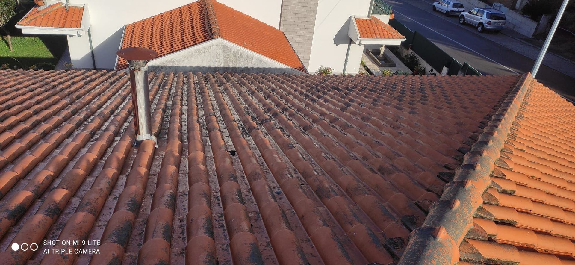 limpeza do telhado sujo com musgo, algas e calcário