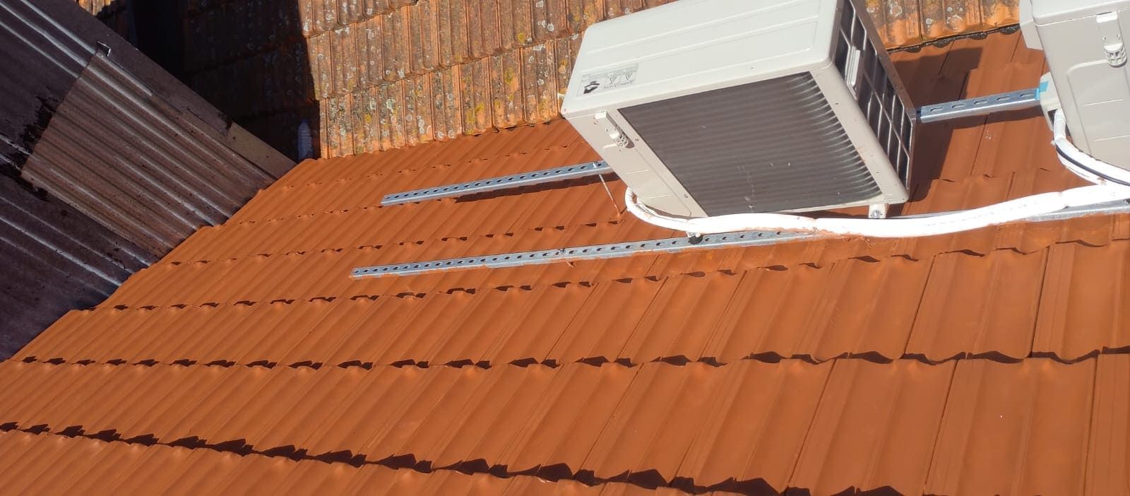 Telhado depois de uma limpeza de telhado com impermeabilização total