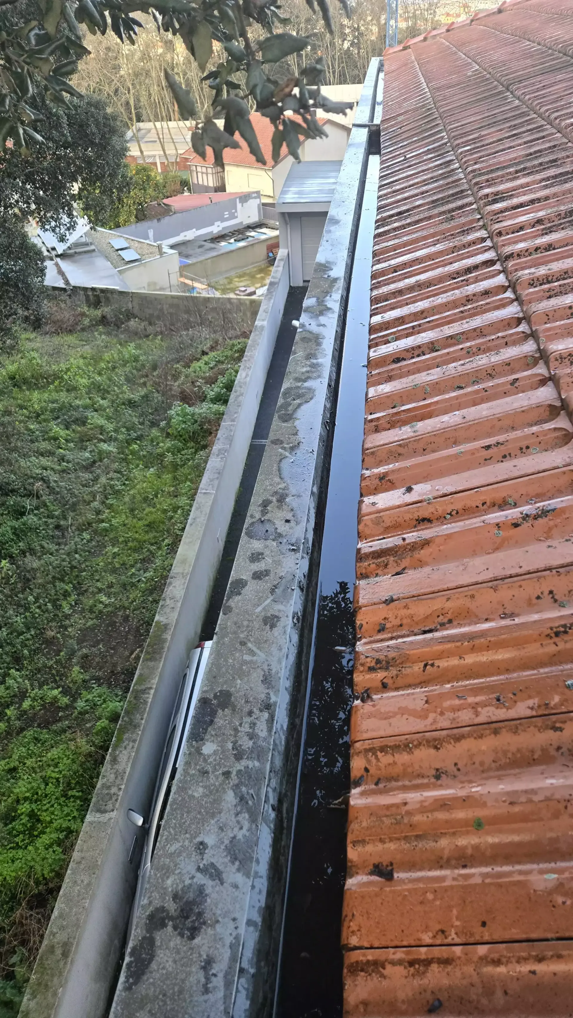 Resultado após limpeza profissional de caleiras