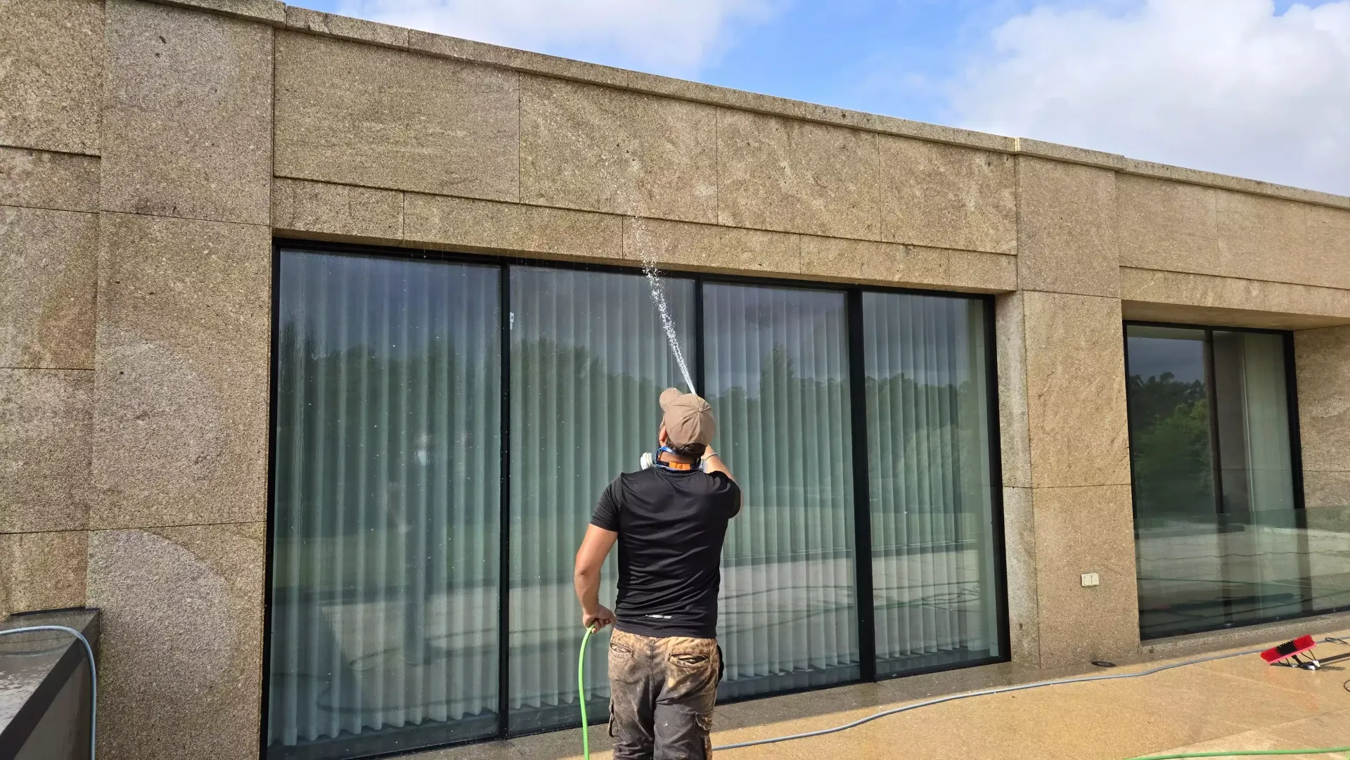 Fachada exterior após limpeza profissional