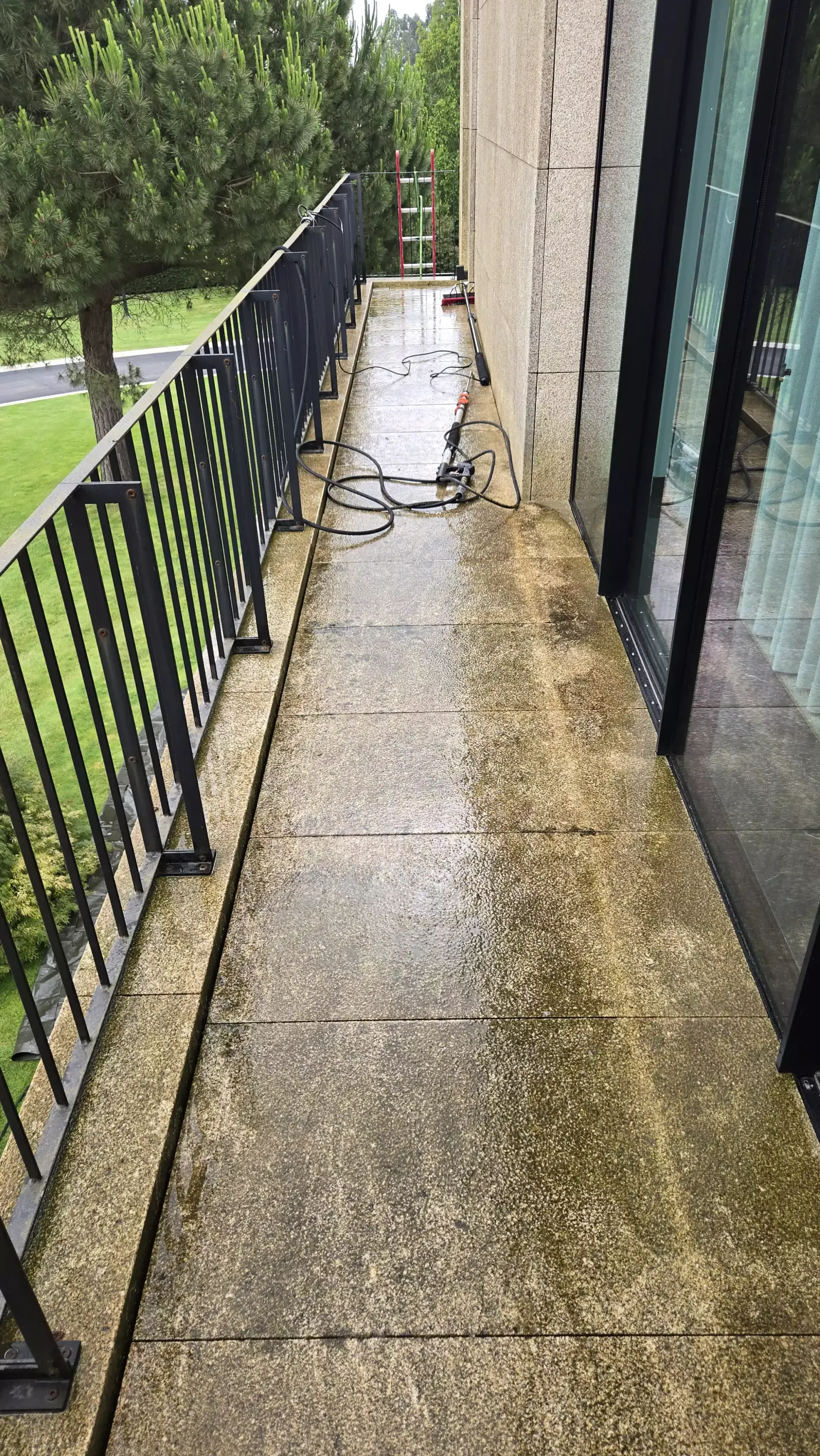 Varanda exterior com sujidade acumulada antes da limpeza
