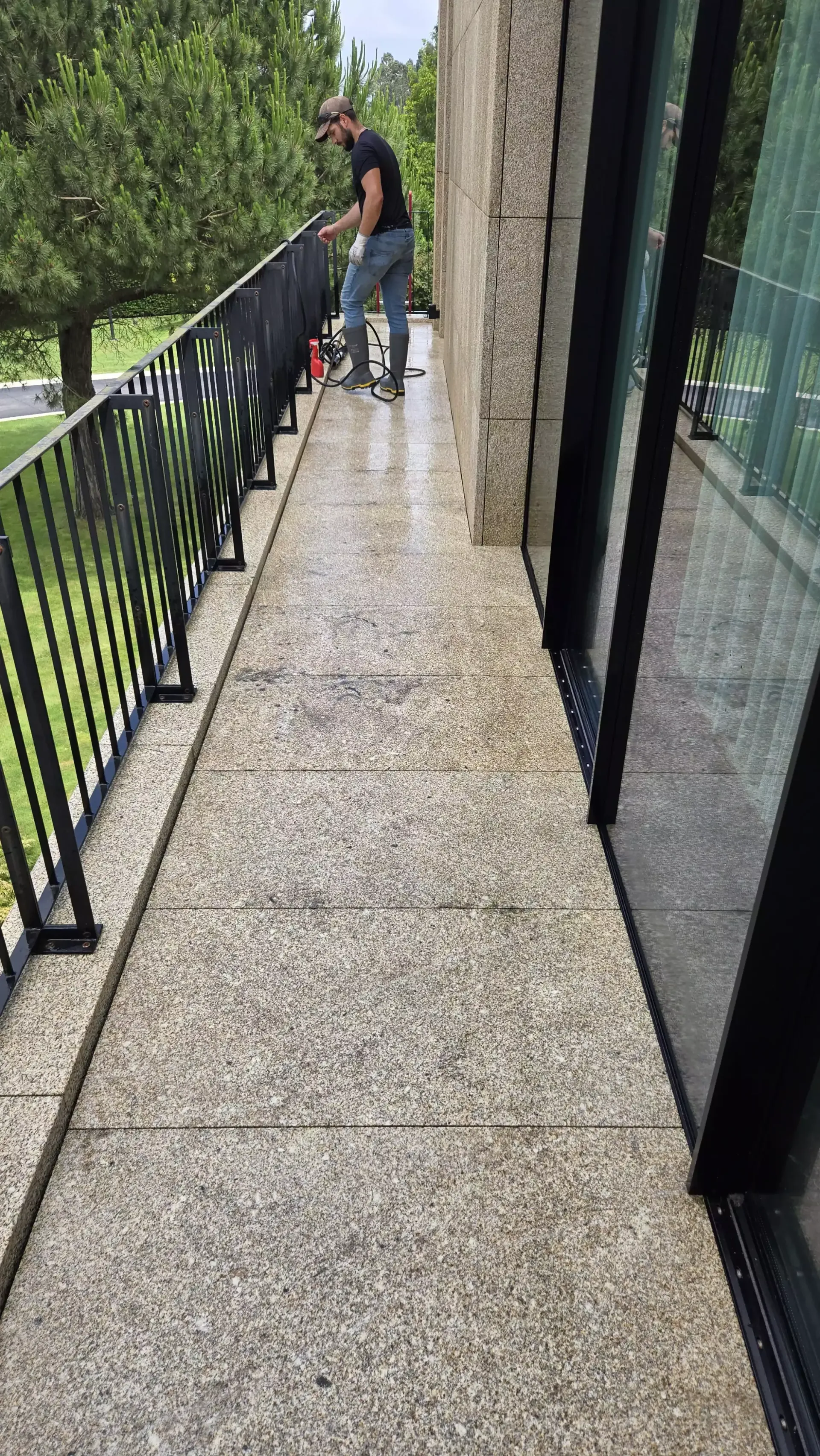 Varanda exterior após limpeza profissional