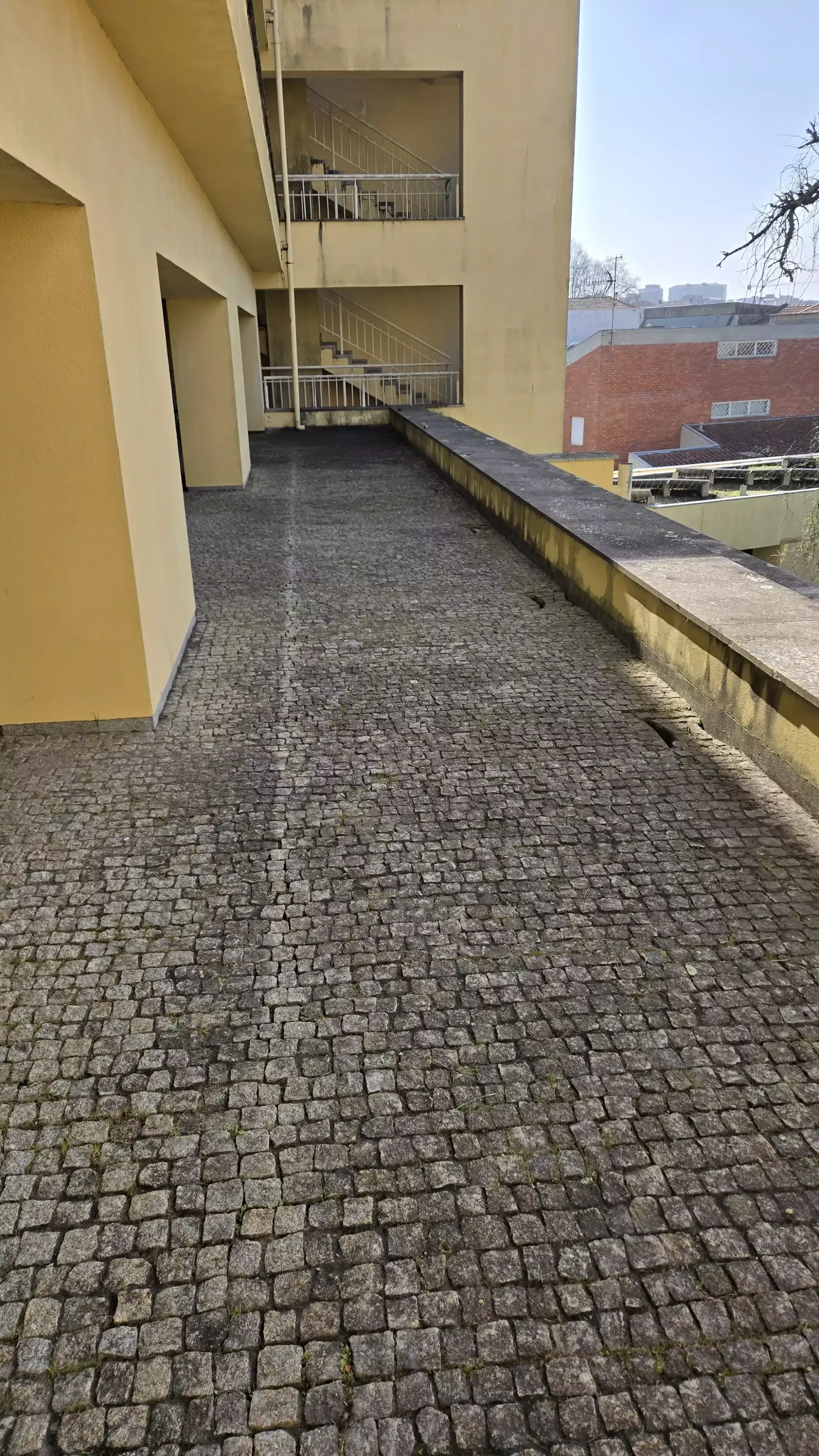 Pavimento exterior após limpeza profissional