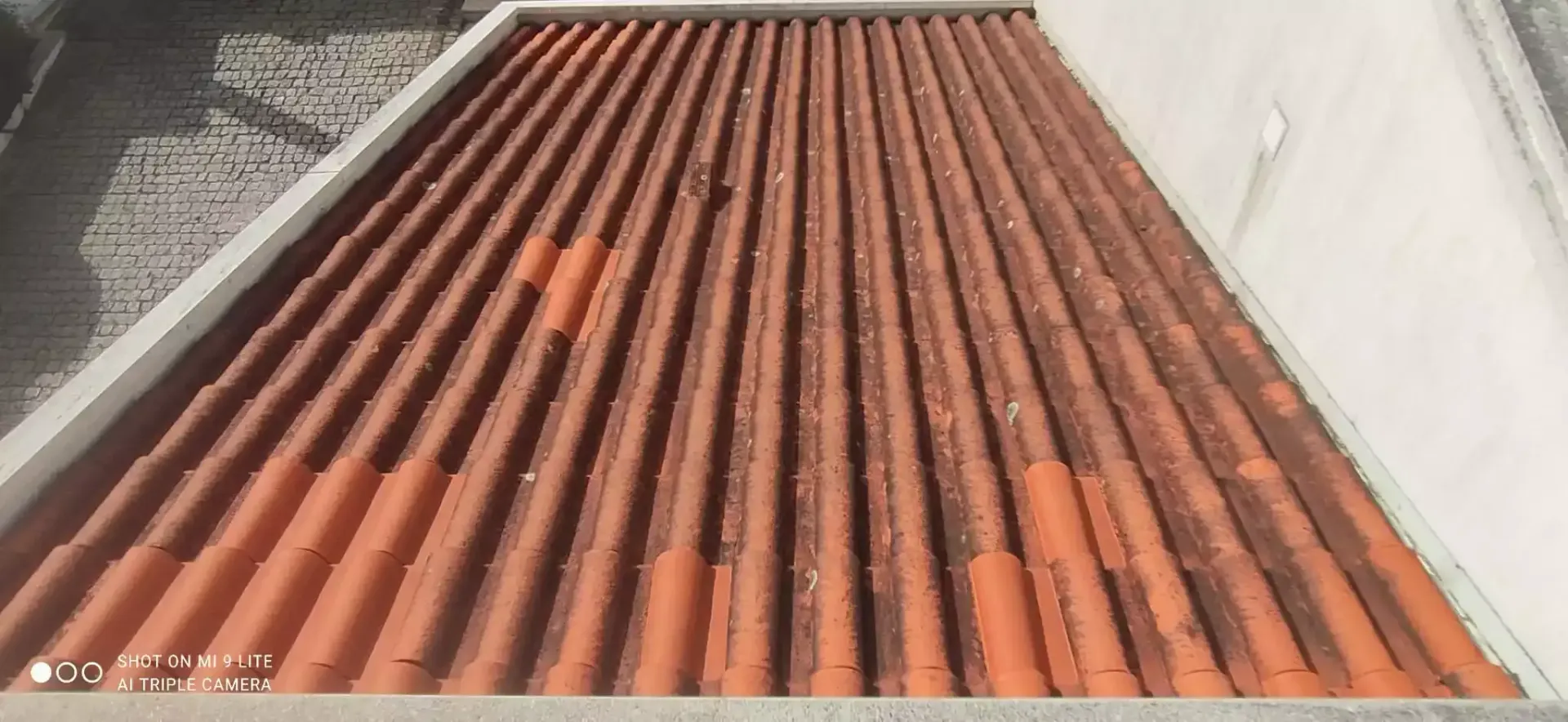Cobertura exterior com sujidade acumulada antes da limpeza