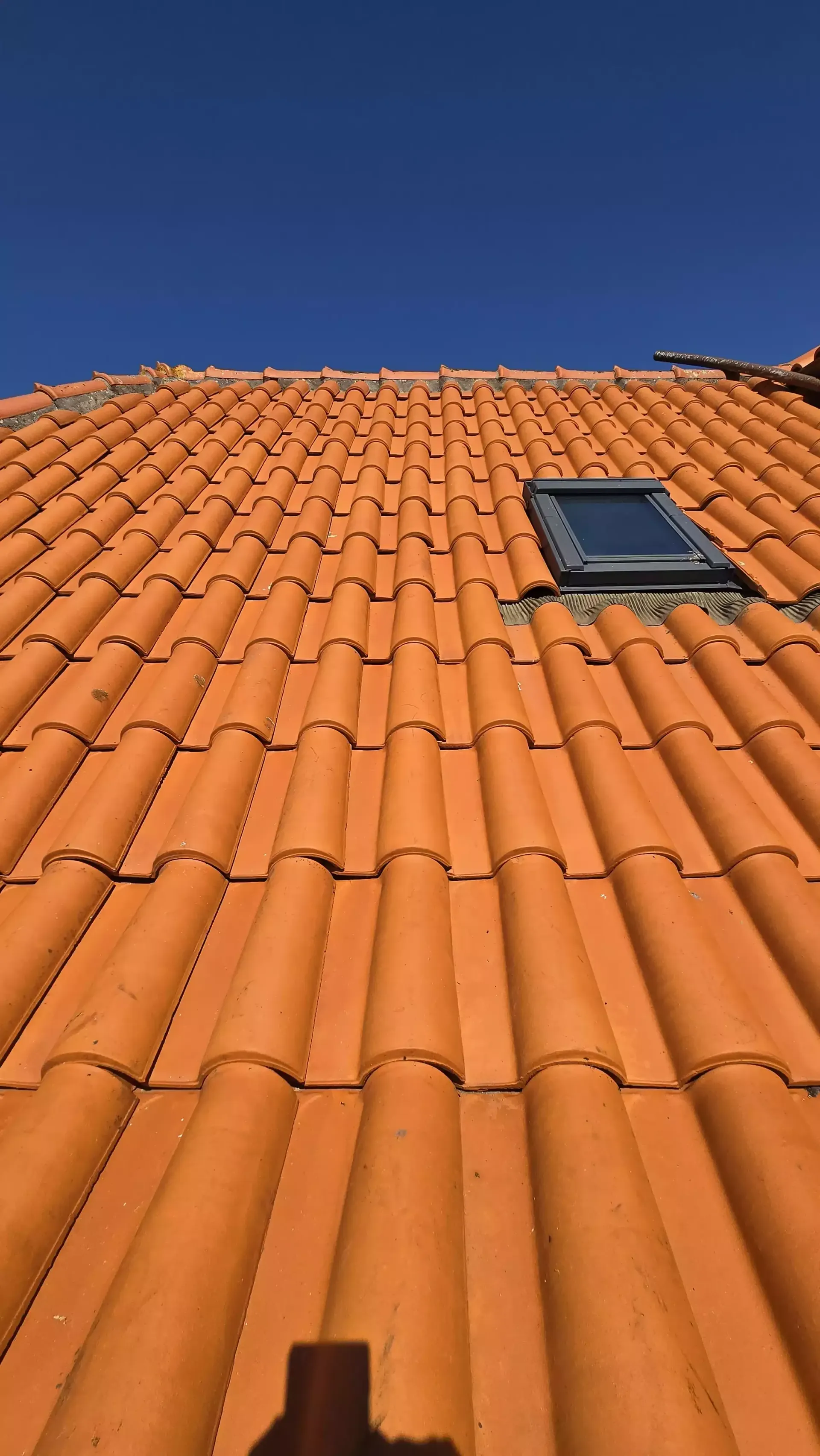 Telhado cerâmico após limpeza profissional
