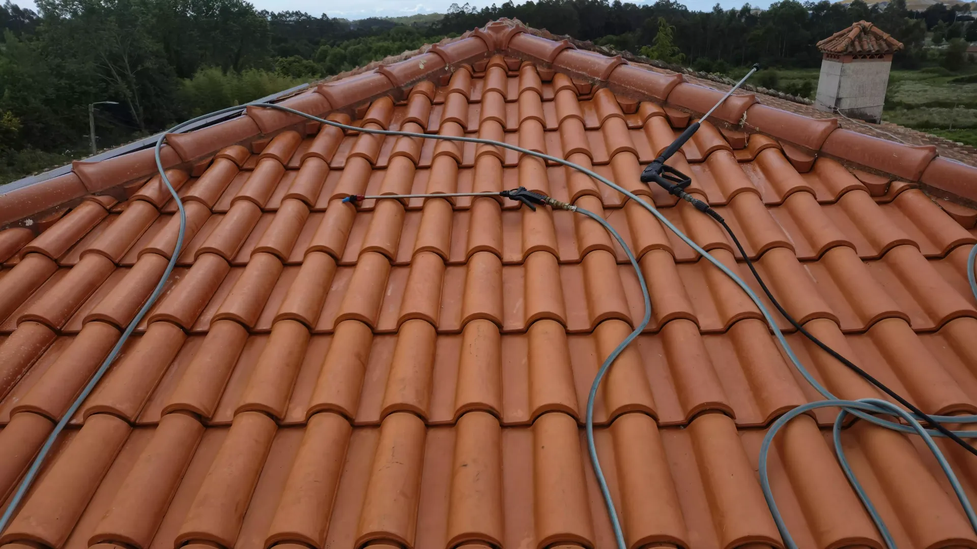 Telhado cerâmico após limpeza profissional