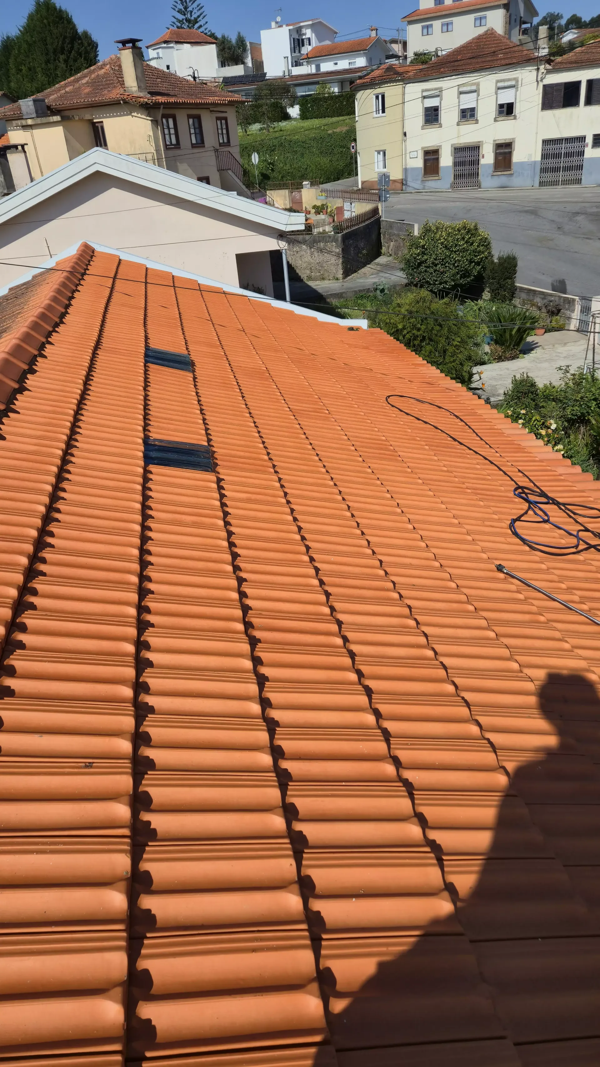 Resultado após limpeza profissional de telhado cerâmico