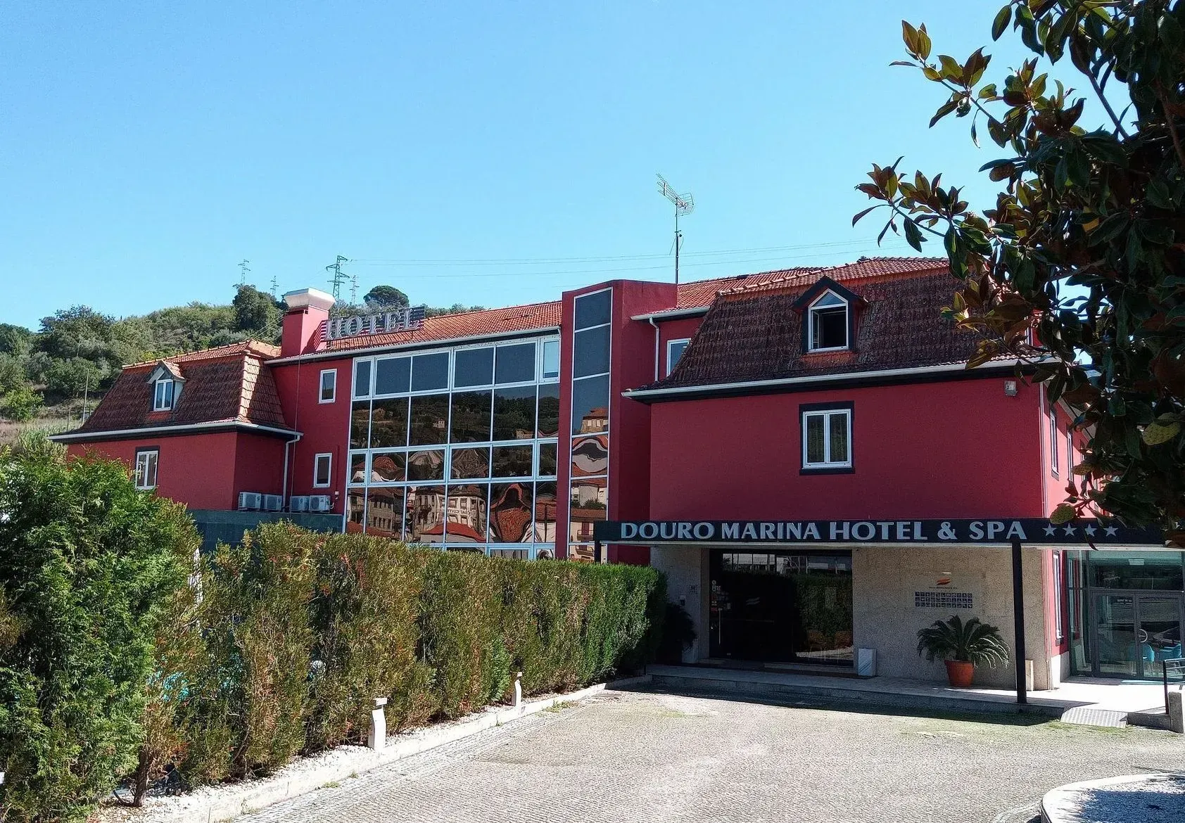 Telhado do Douro Marina Hotel com sujidade antes da limpeza