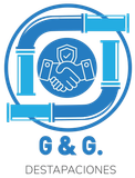 Logotipo azul con un apretón de manos dentro de un diseño de tubería circular y el texto “G & G. DESTAPACIONES” debajo.