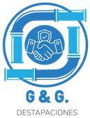 Logotipo azul con un apretón de manos en un diseño circular de tubería industrial, con la etiqueta “G & G DESTAPACIONES”.