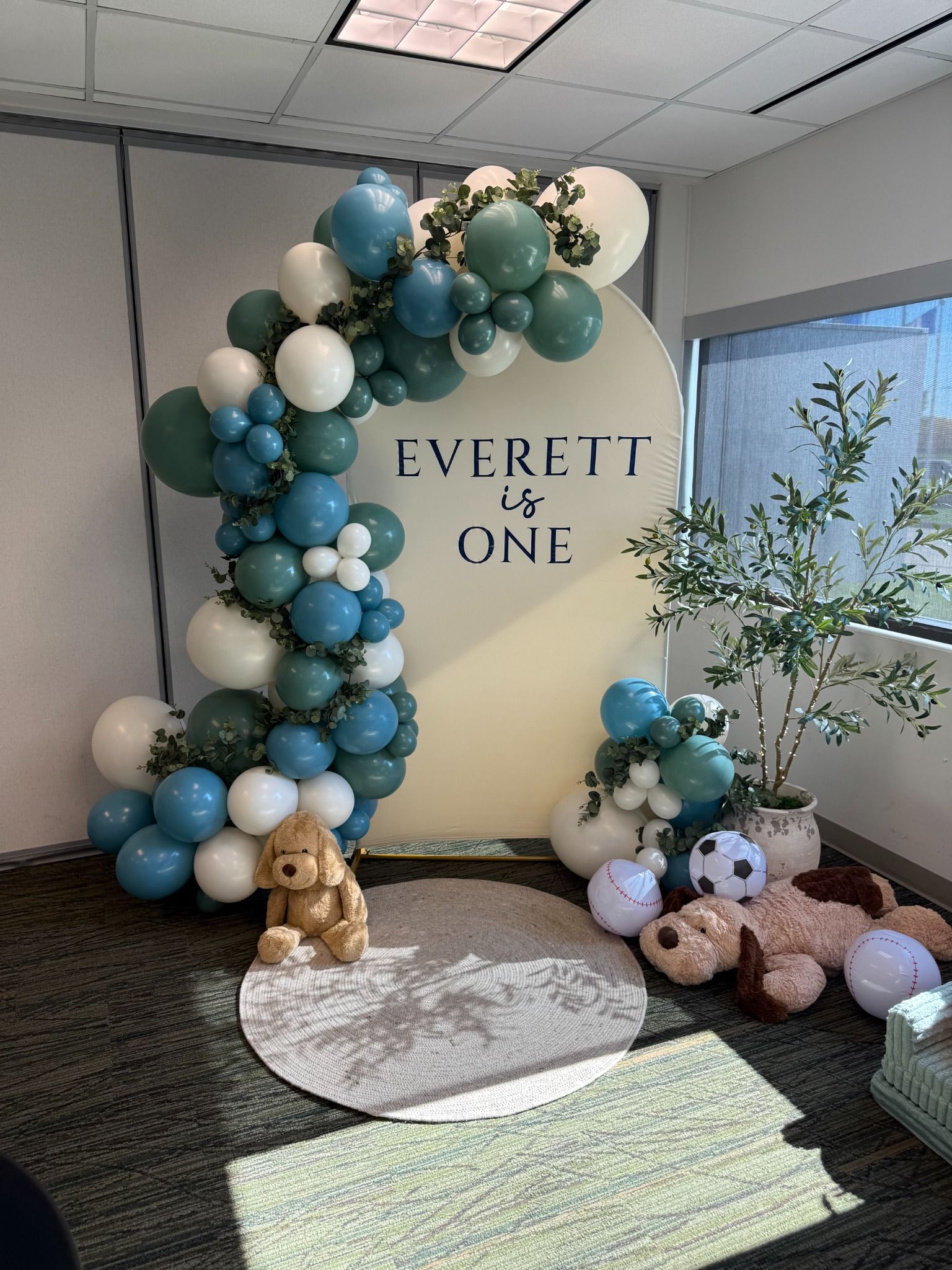 Custom balloon backdrops and decor for private parties by Squeak Balloon & Decor