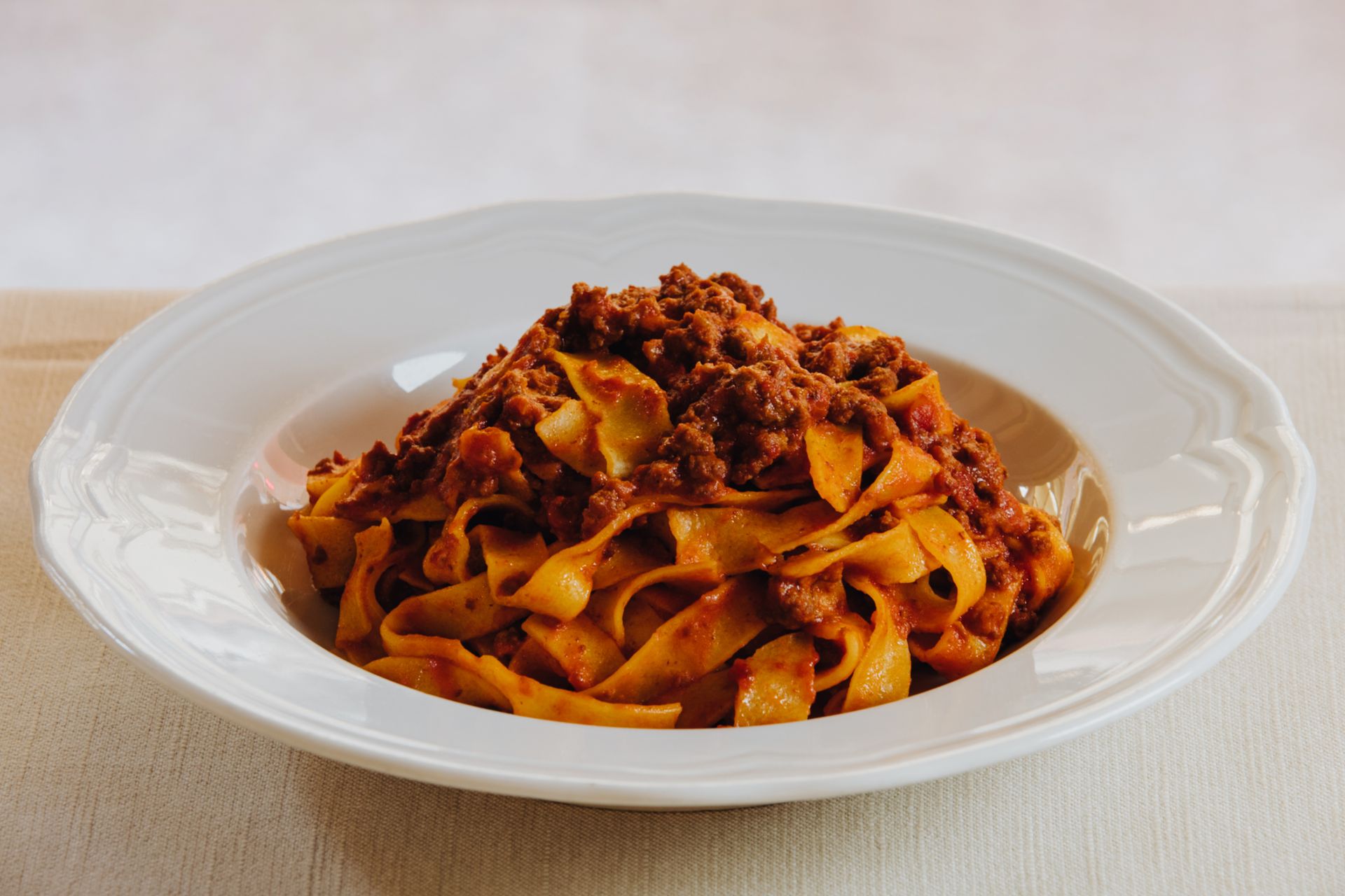 Pasta al ragù in una ciotola bianca.
