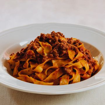 Pasta al ragù in una ciotola bianca.