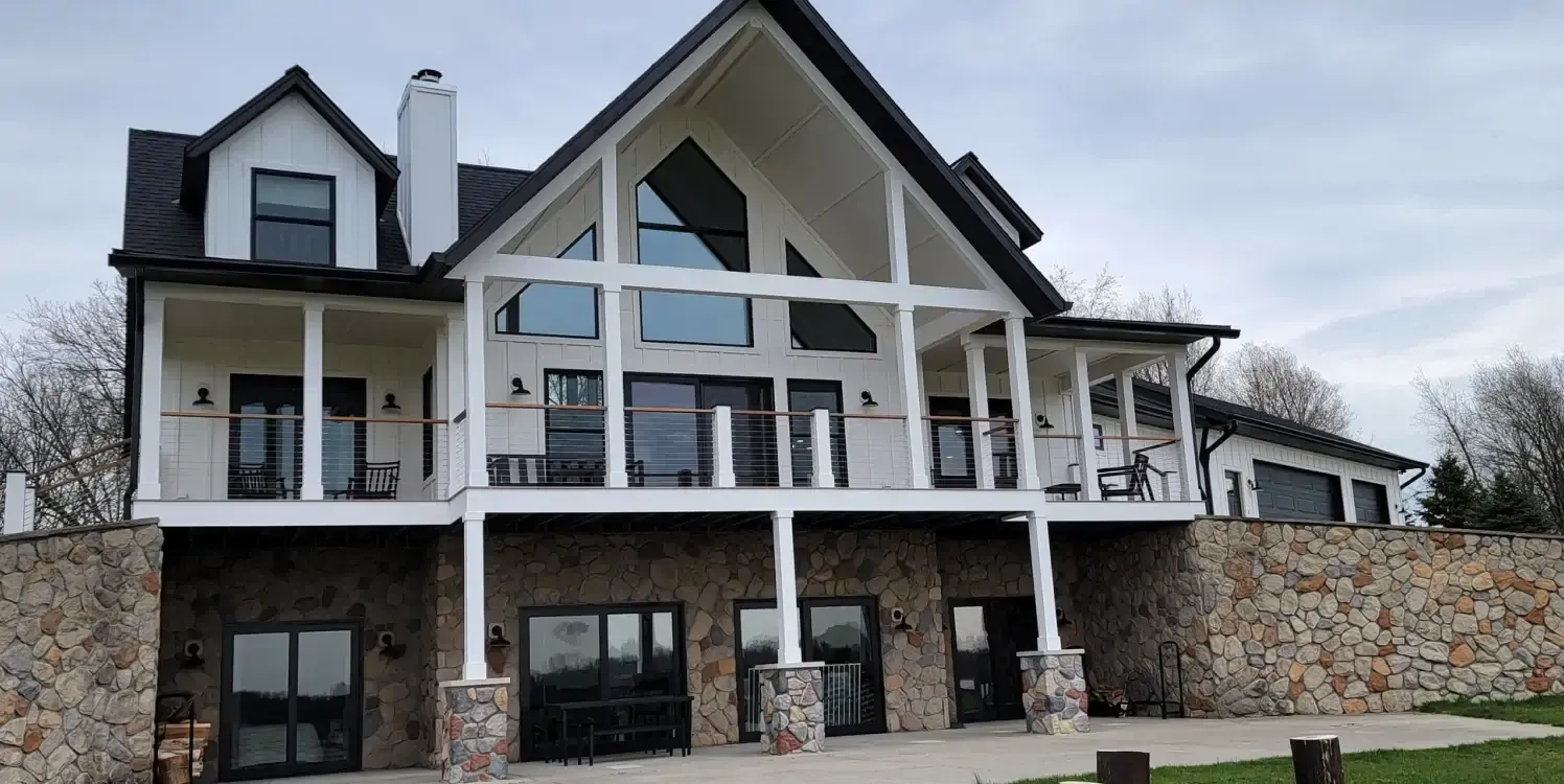 A large house with a lot of windows and a balcony.