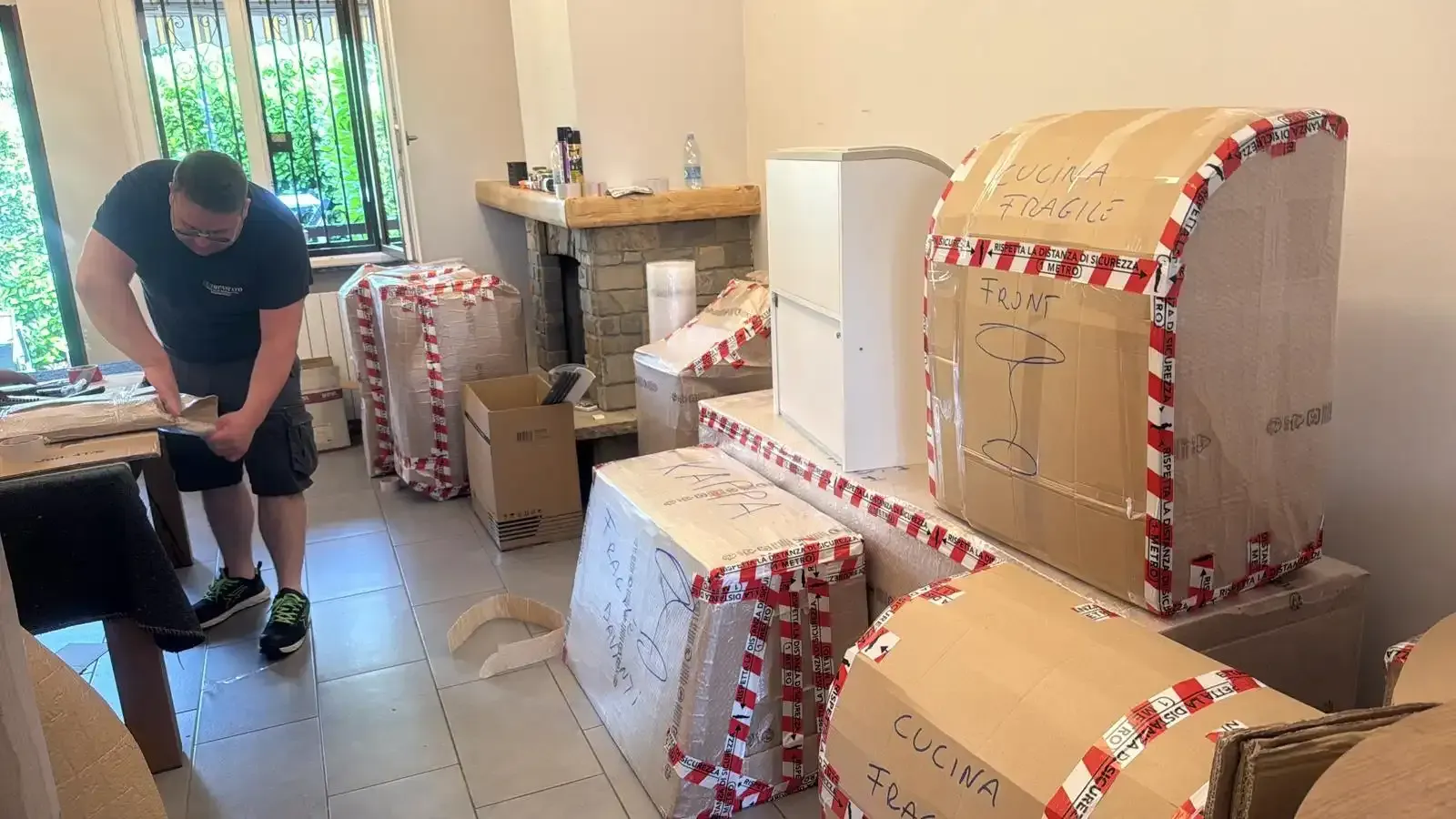 Operai Impastato che imballano in un appartamento palermitano
