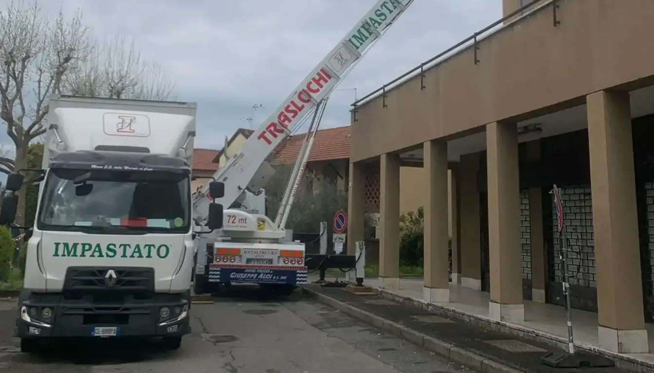 Traslochi Palermo - camion Impastato in centro storico