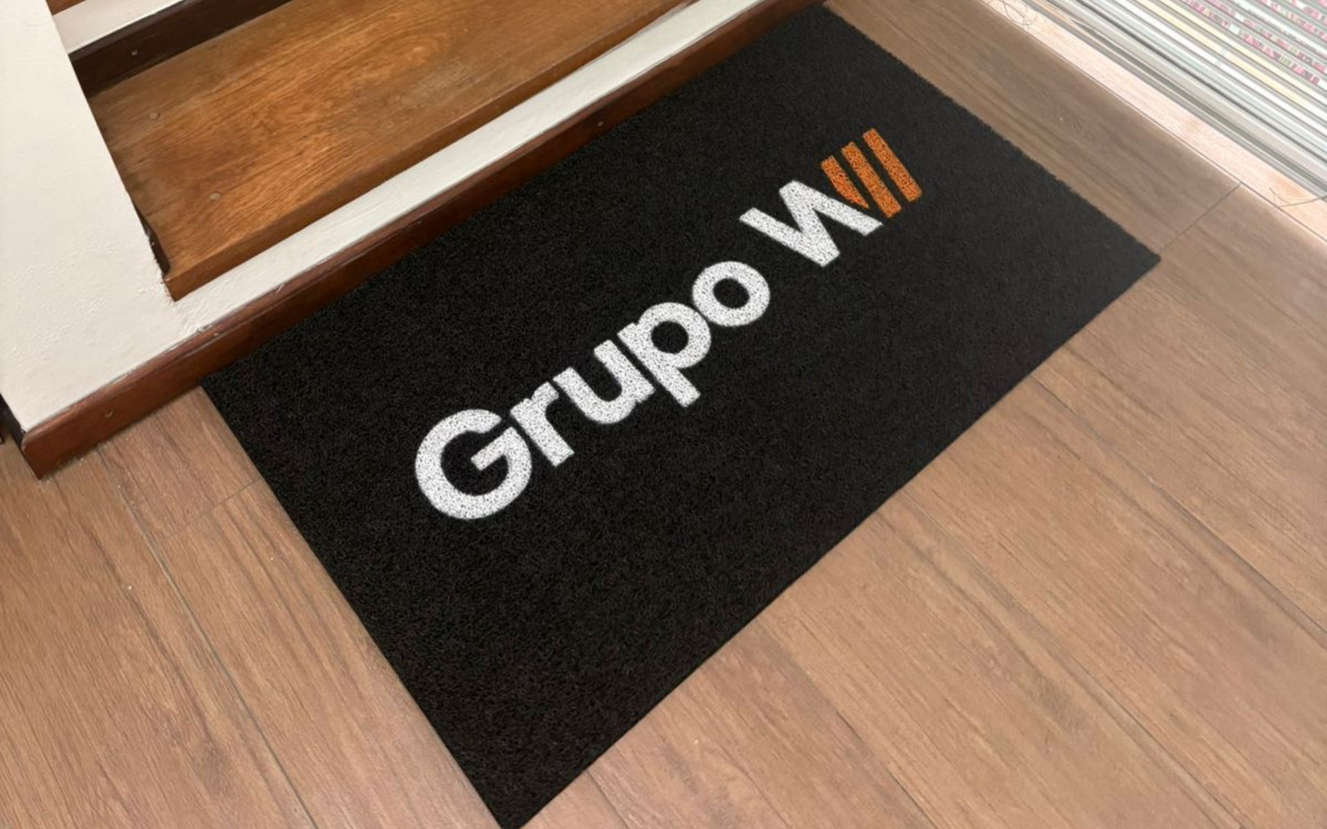 Capacho personalizado com logo de empresa na entrada