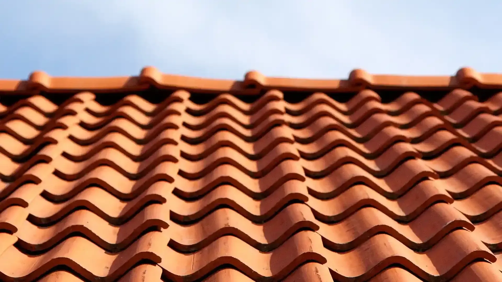 Isolatie van hellende daken met hoogwaardige materialen voor optimale energie-efficiëntie en wooncomfort.