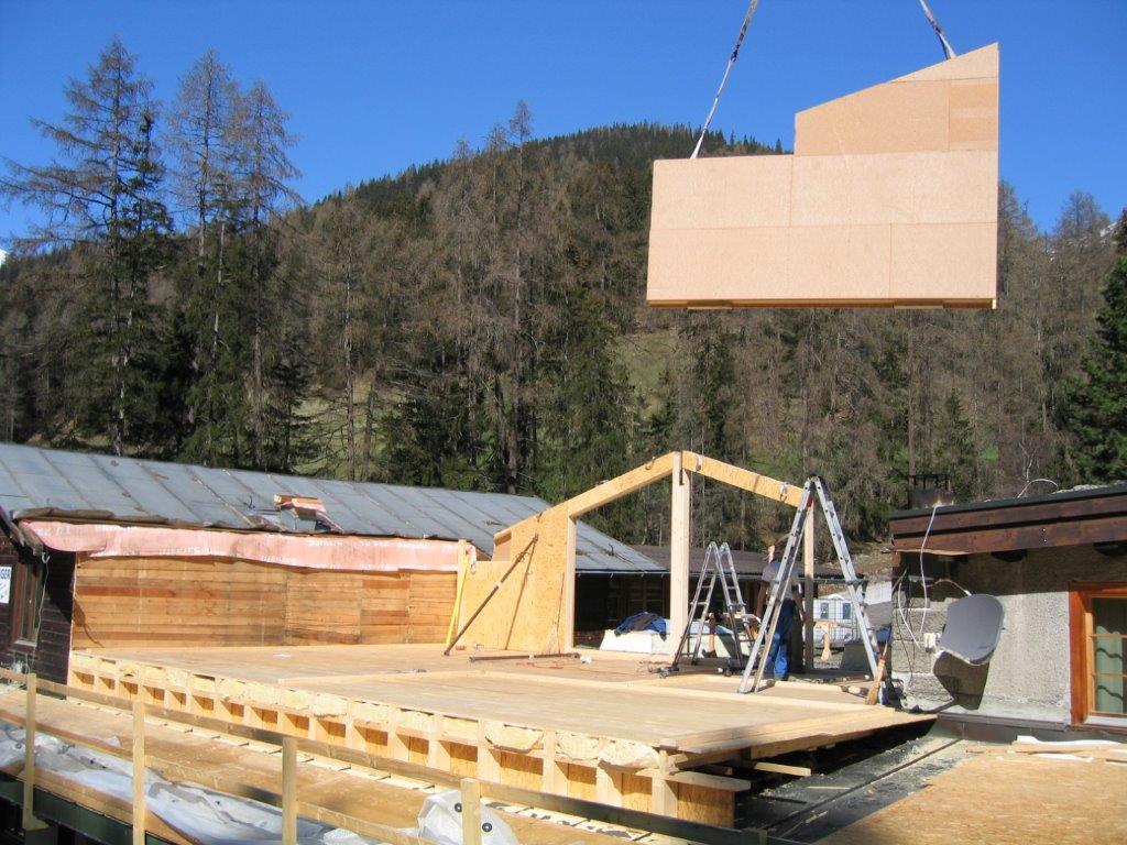 Ein großes Stück Holz wird von einem Kran angehoben