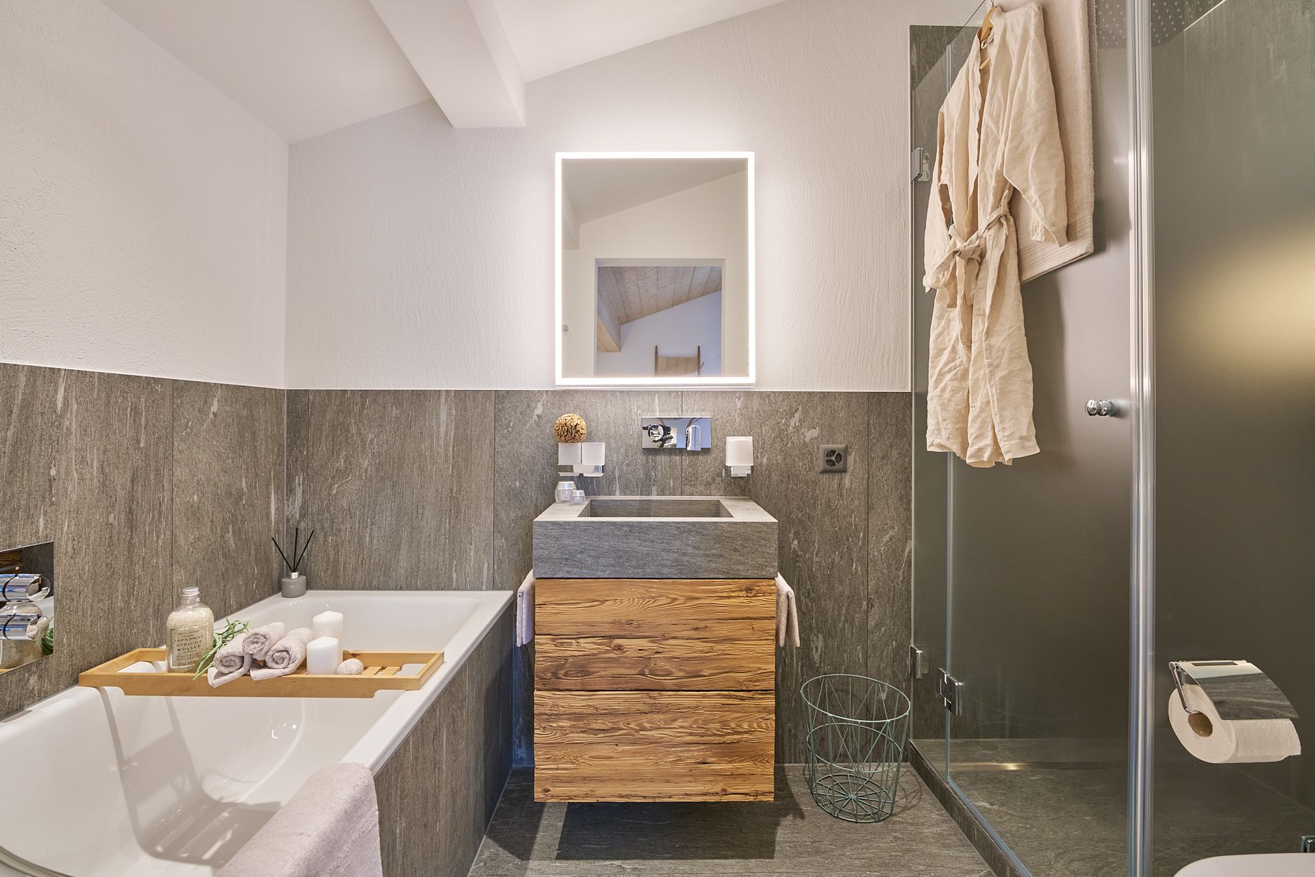 Ein Badezimmer mit Badewanne, Waschbecken, Spiegel und Dusche.
