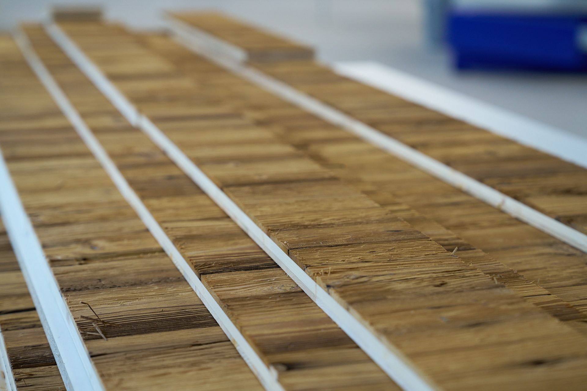 Eine Nahaufnahme eines Holztisches mit weißen Streifen.