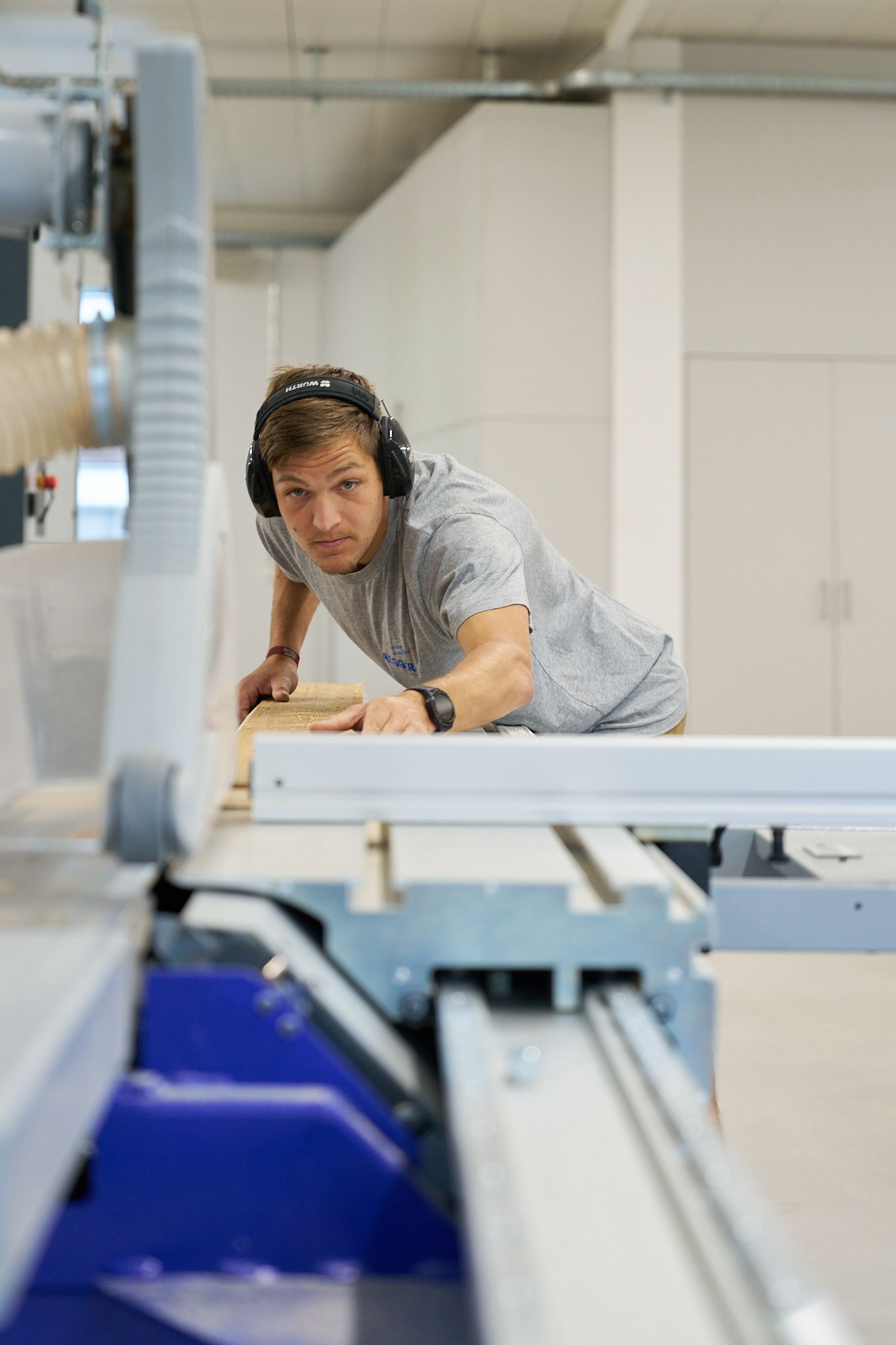 Ein Mann mit Kopfhörern arbeitet an einer Maschine