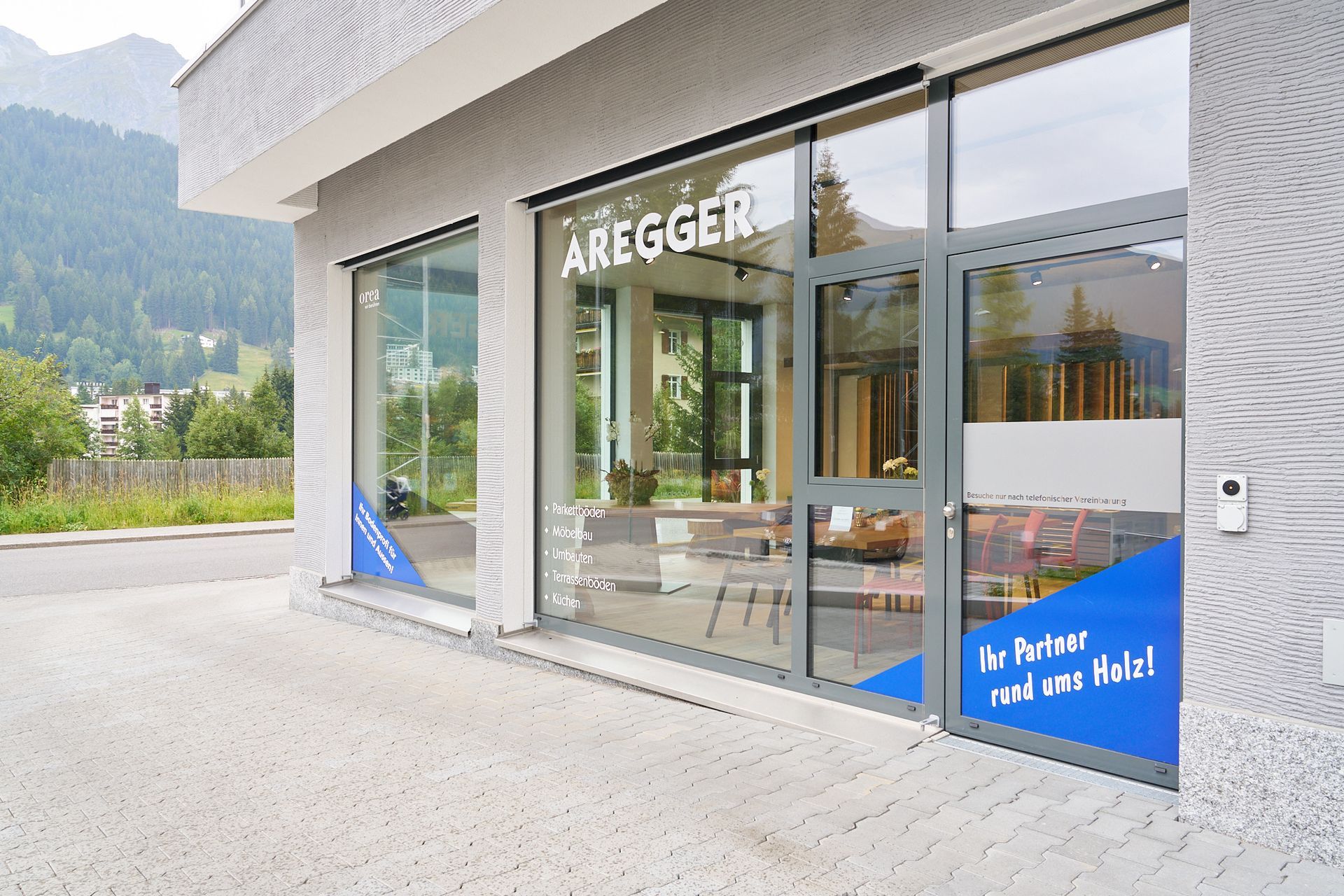 Ein Gebäude mit einem Schild mit der Aufschrift „Areegger“ darauf