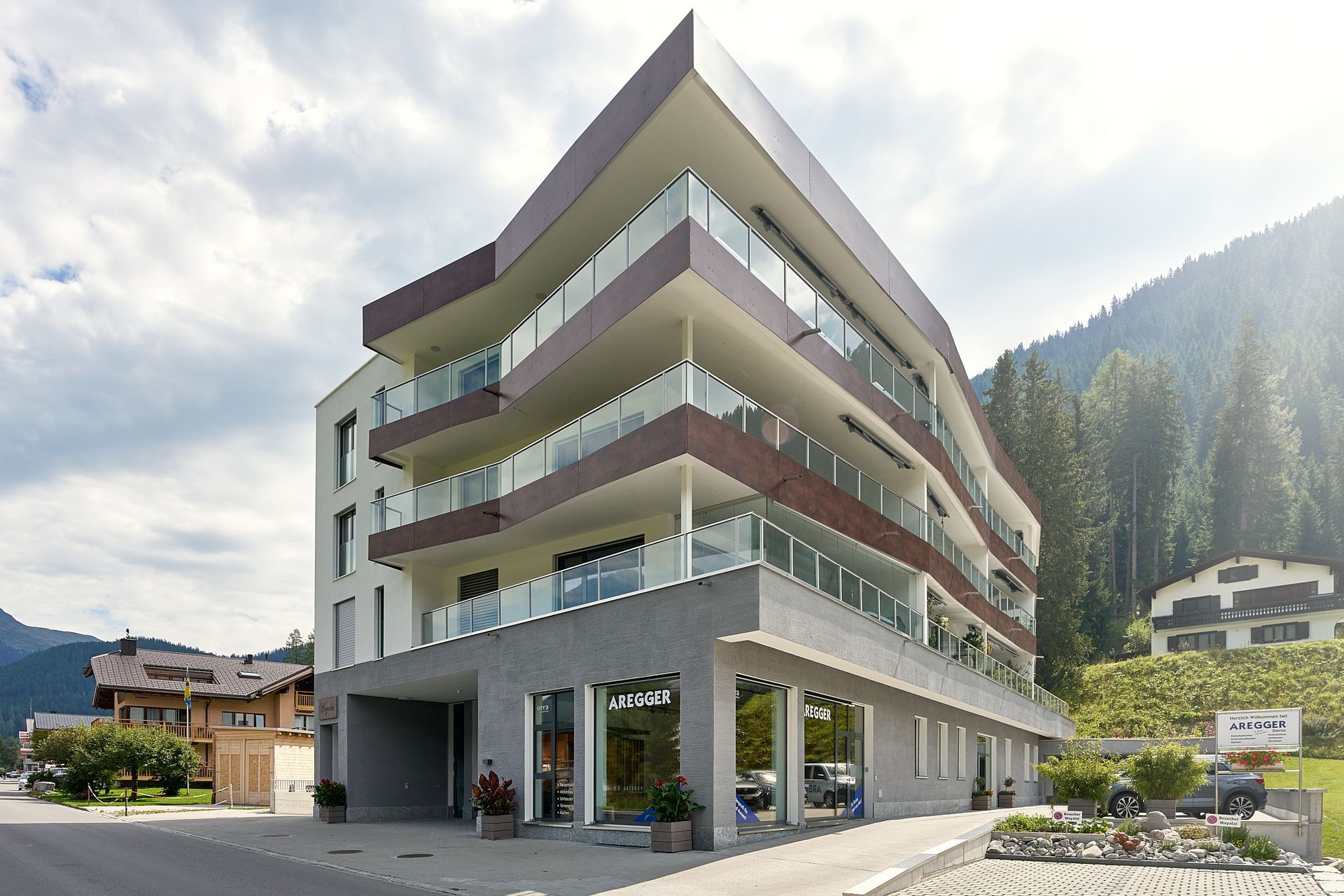 Ein großes Gebäude mit vielen Fenstern und Balkonen