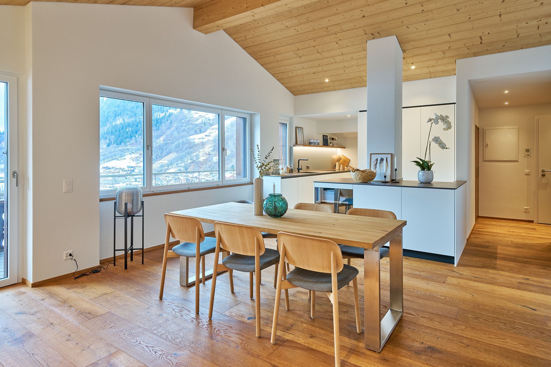 Ein Esszimmer mit einem Holztisch und Stühlen