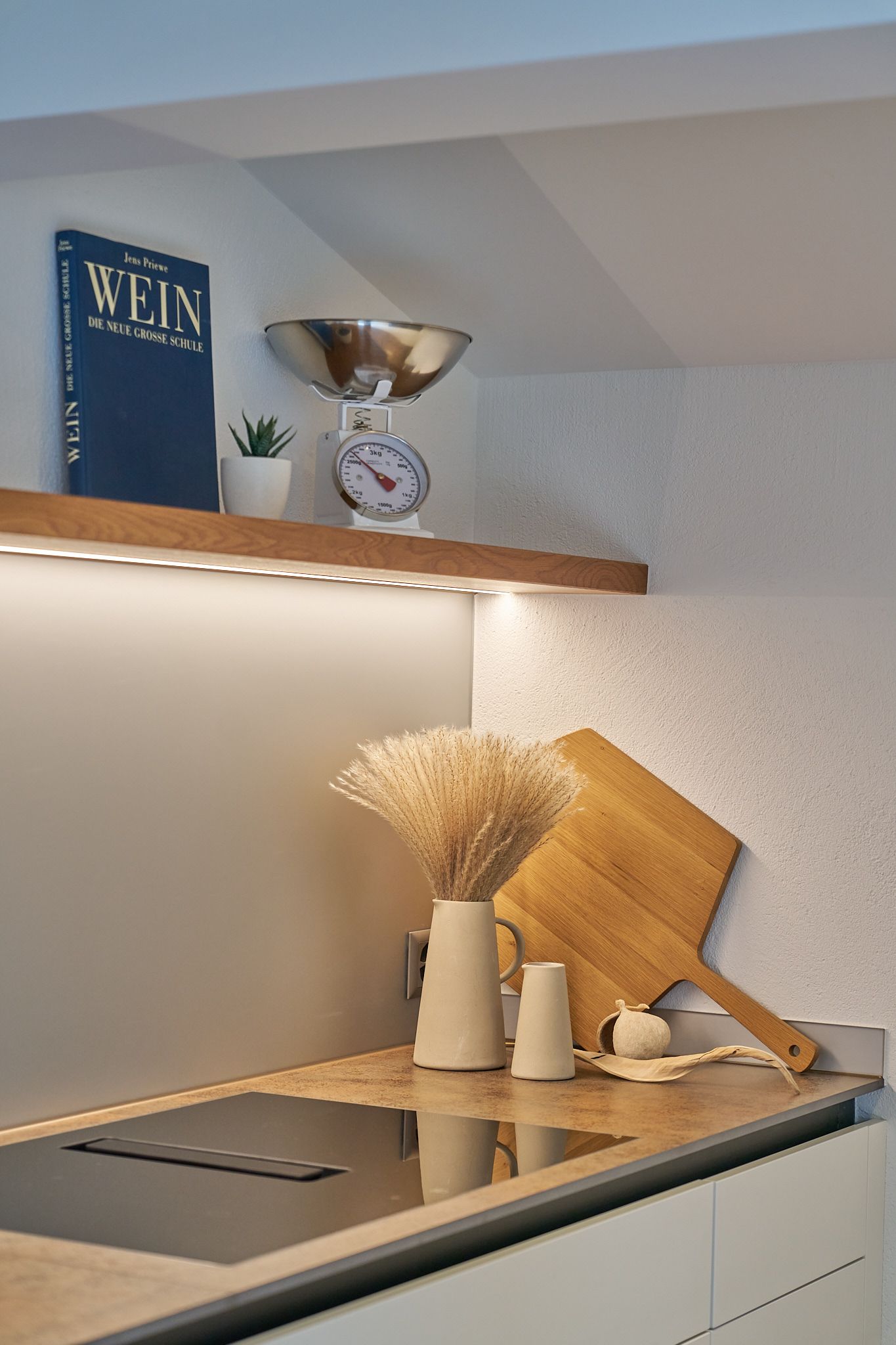 Eine Küche mit einem Buch mit dem Titel Wein im Regal
