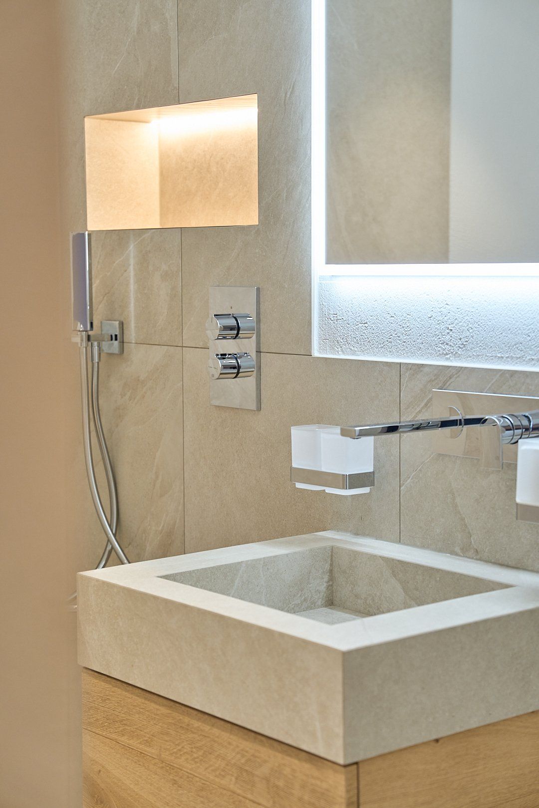 Ein Badezimmer mit Waschbecken, Spiegel und Dusche.