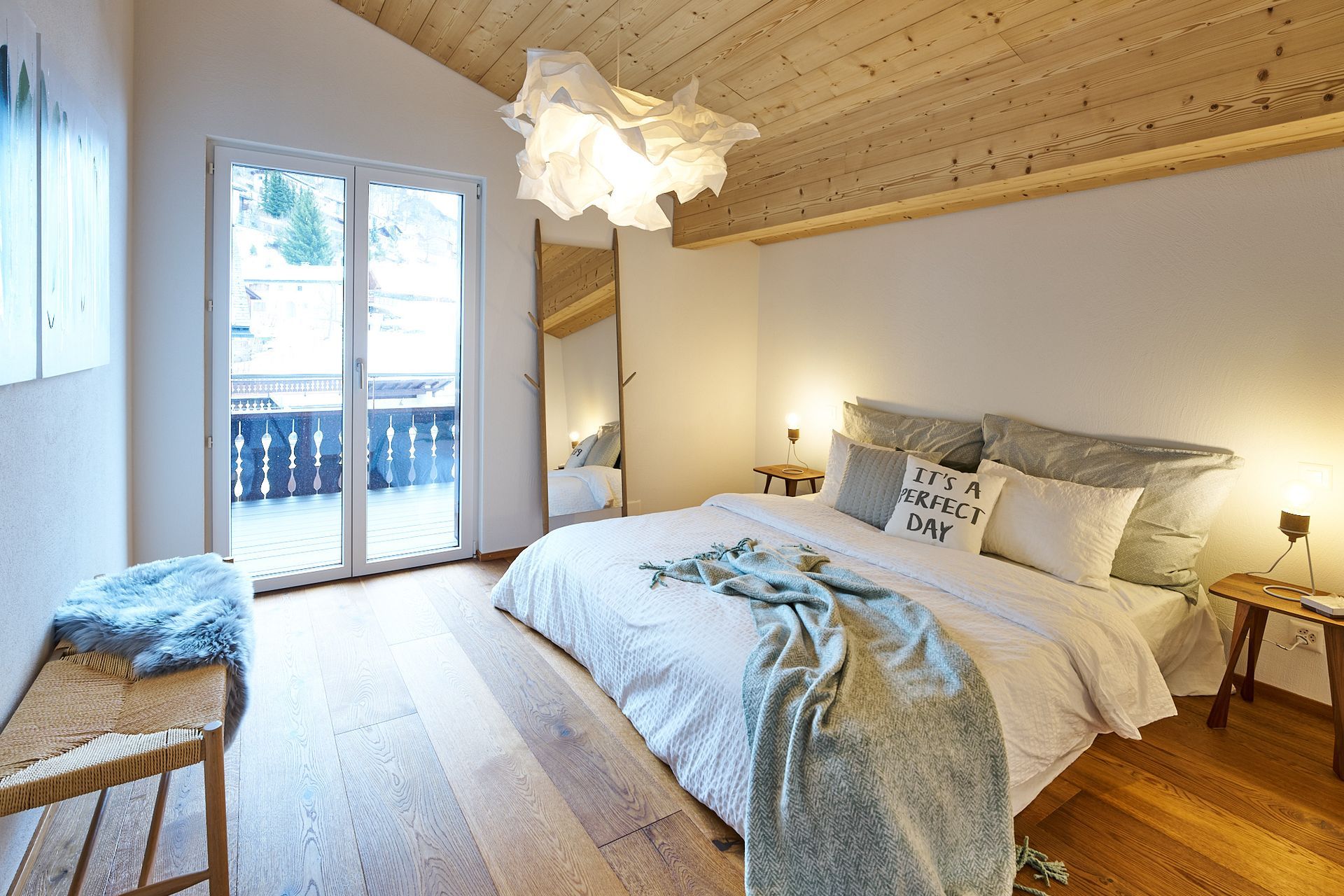 Ein Schlafzimmer mit großem Bett und Holzboden