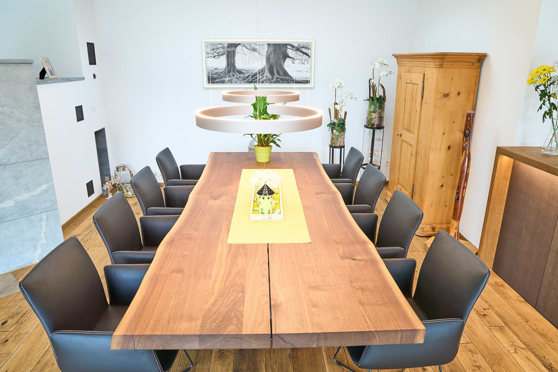 Ein Esszimmer mit einem langen Holztisch und Stühlen